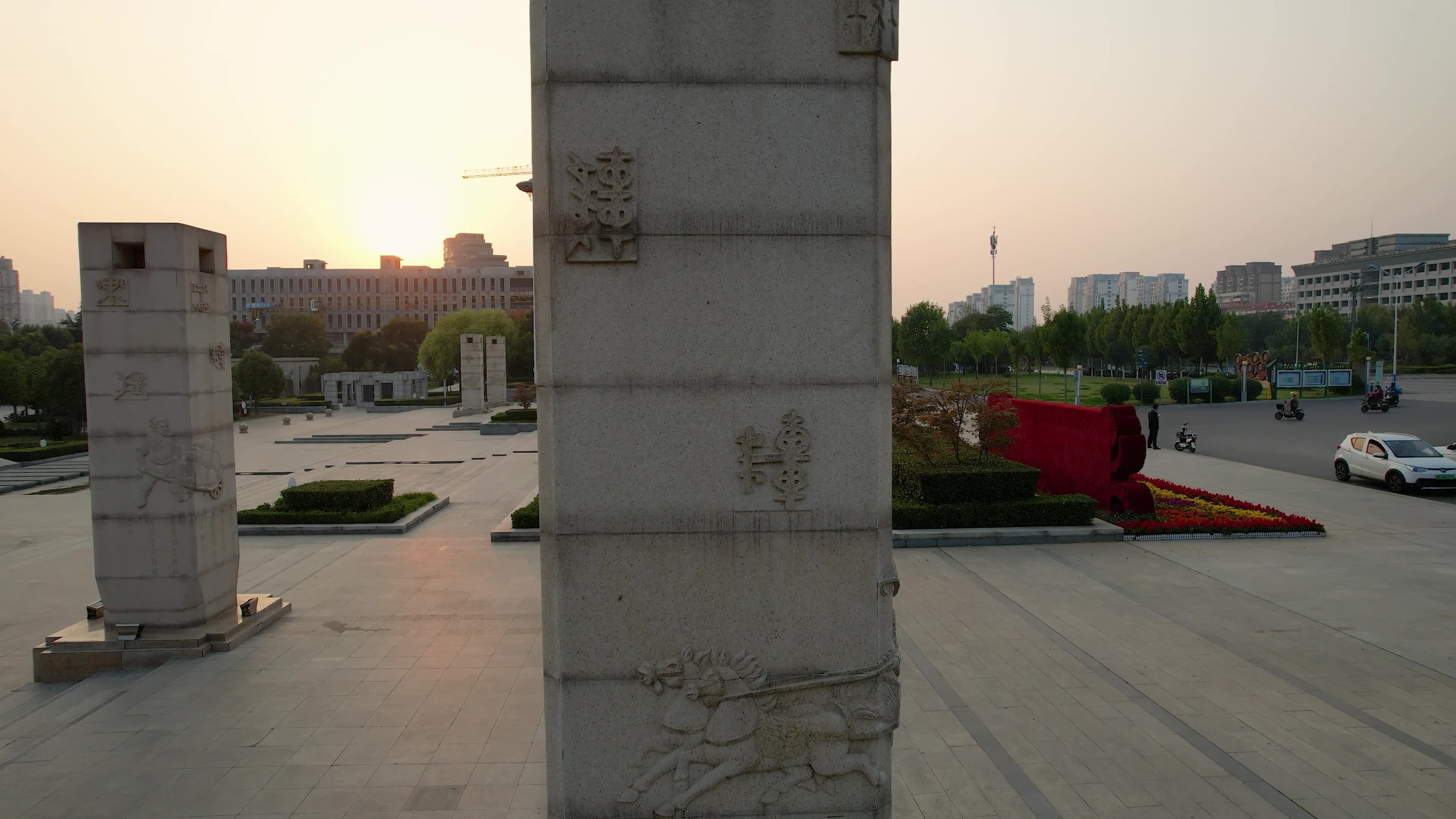枣庄城市风光奚仲广场日落夕阳秋季风景航拍视频素材画面1