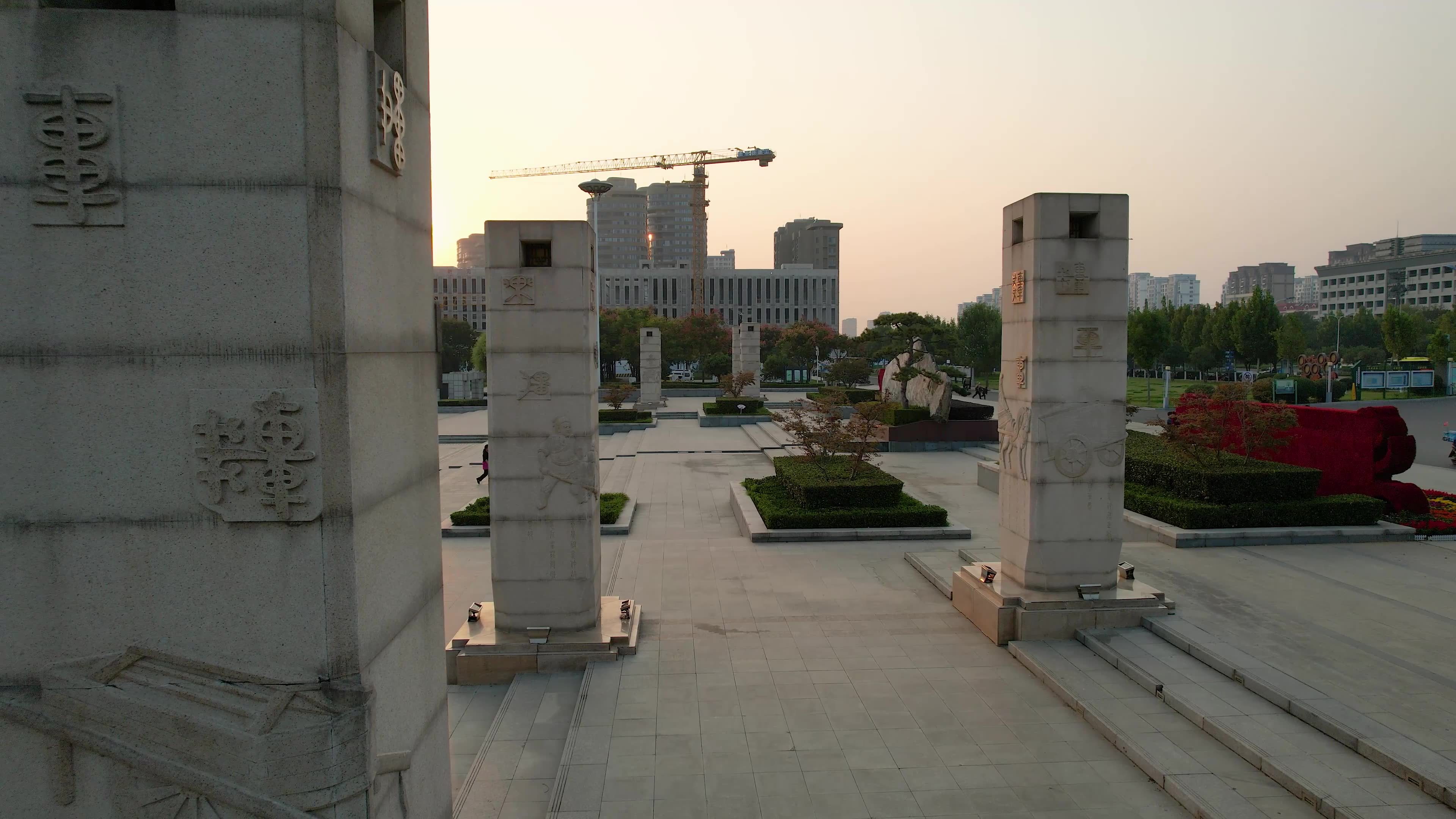 枣庄城市风光奚仲广场日落夕阳秋季风景航拍视频素材画面4