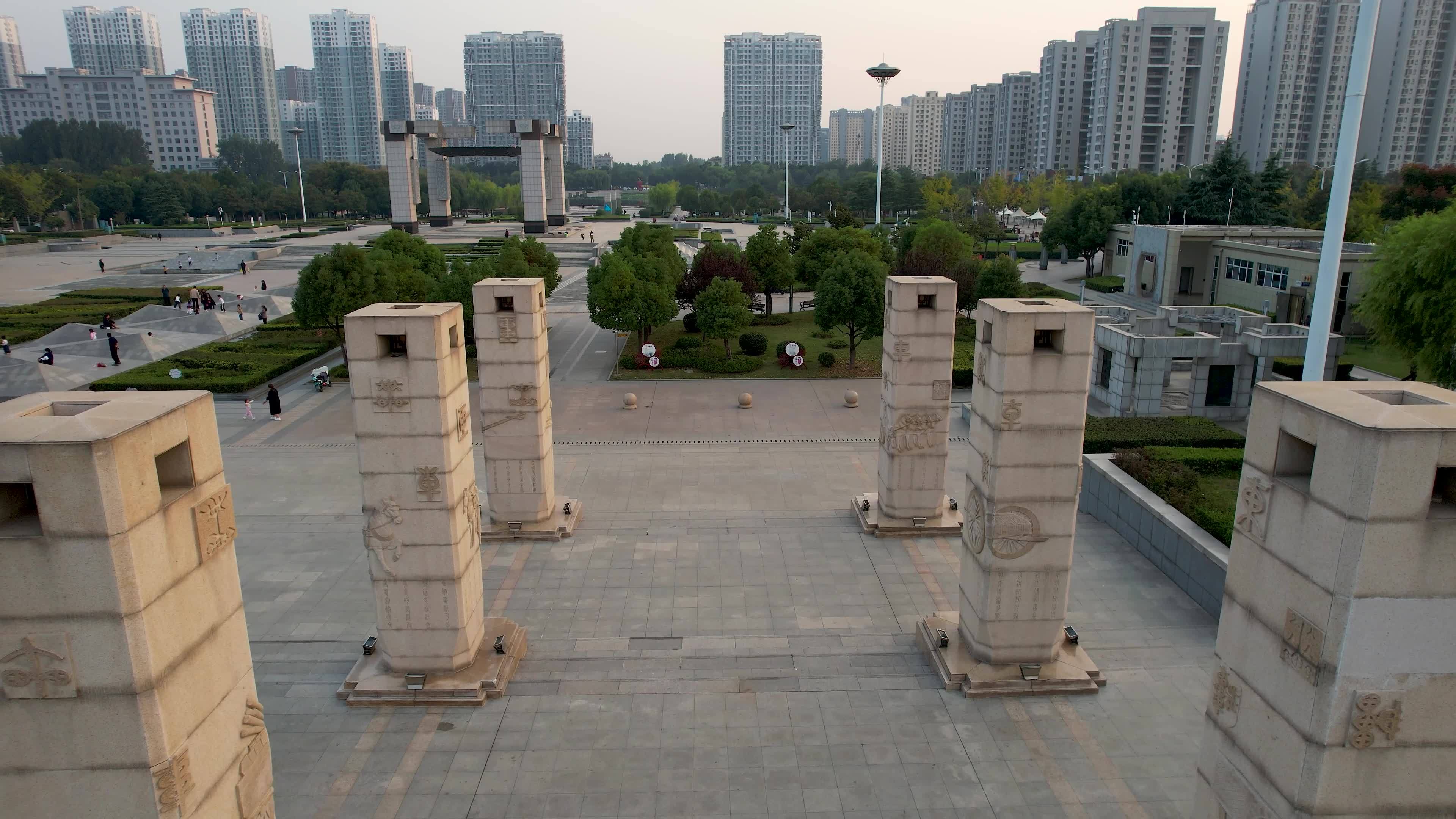 枣庄城市风光奚仲广场日落夕阳秋季风景航拍视频素材画面1