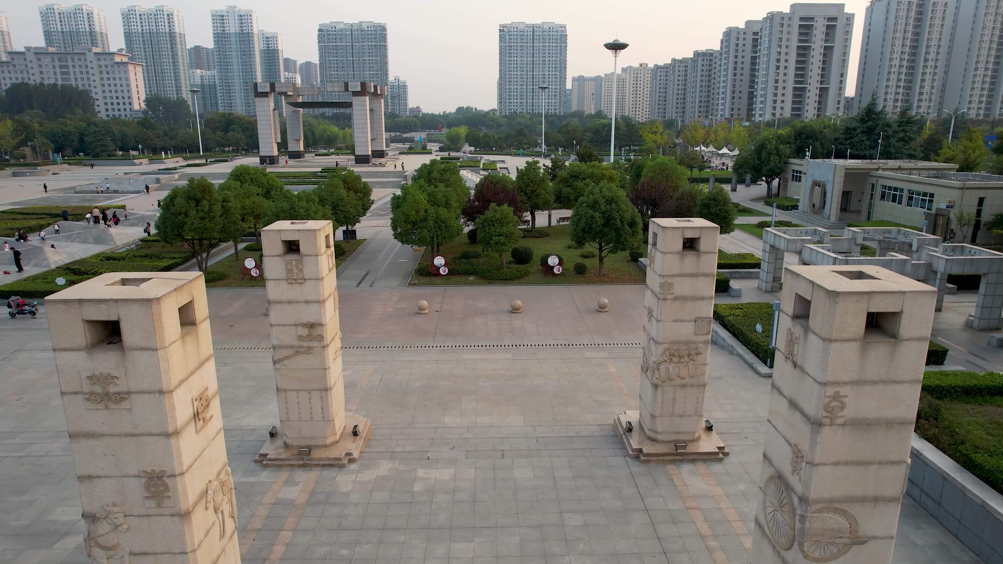 枣庄城市风光奚仲广场日落夕阳秋季风景航拍视频素材画面3