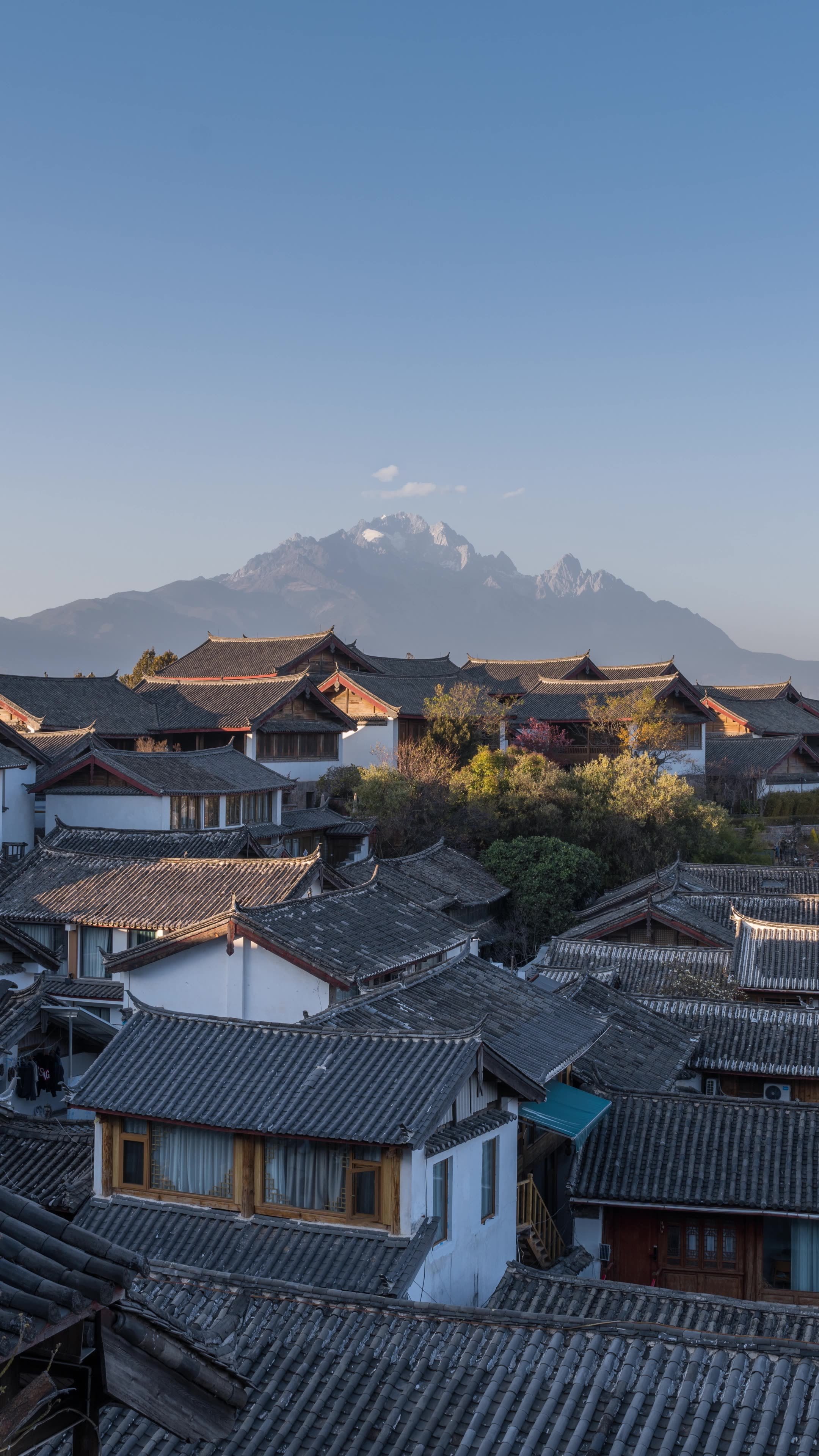 丽江古城日转夜和玉龙雪山日照金山延时合集视频素材画面2