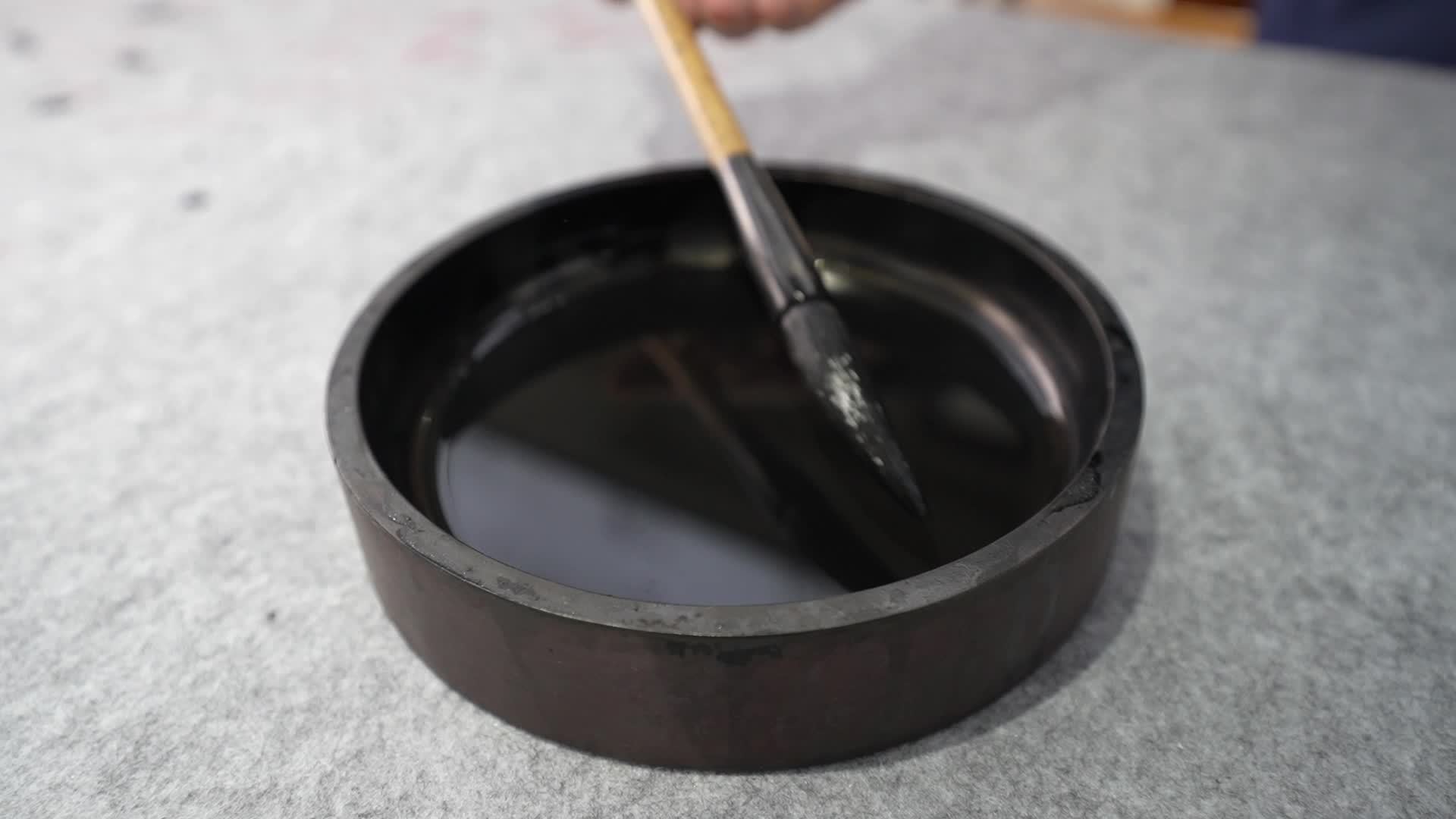 国风书法大师写毛笔字 沾墨视频素材画面1