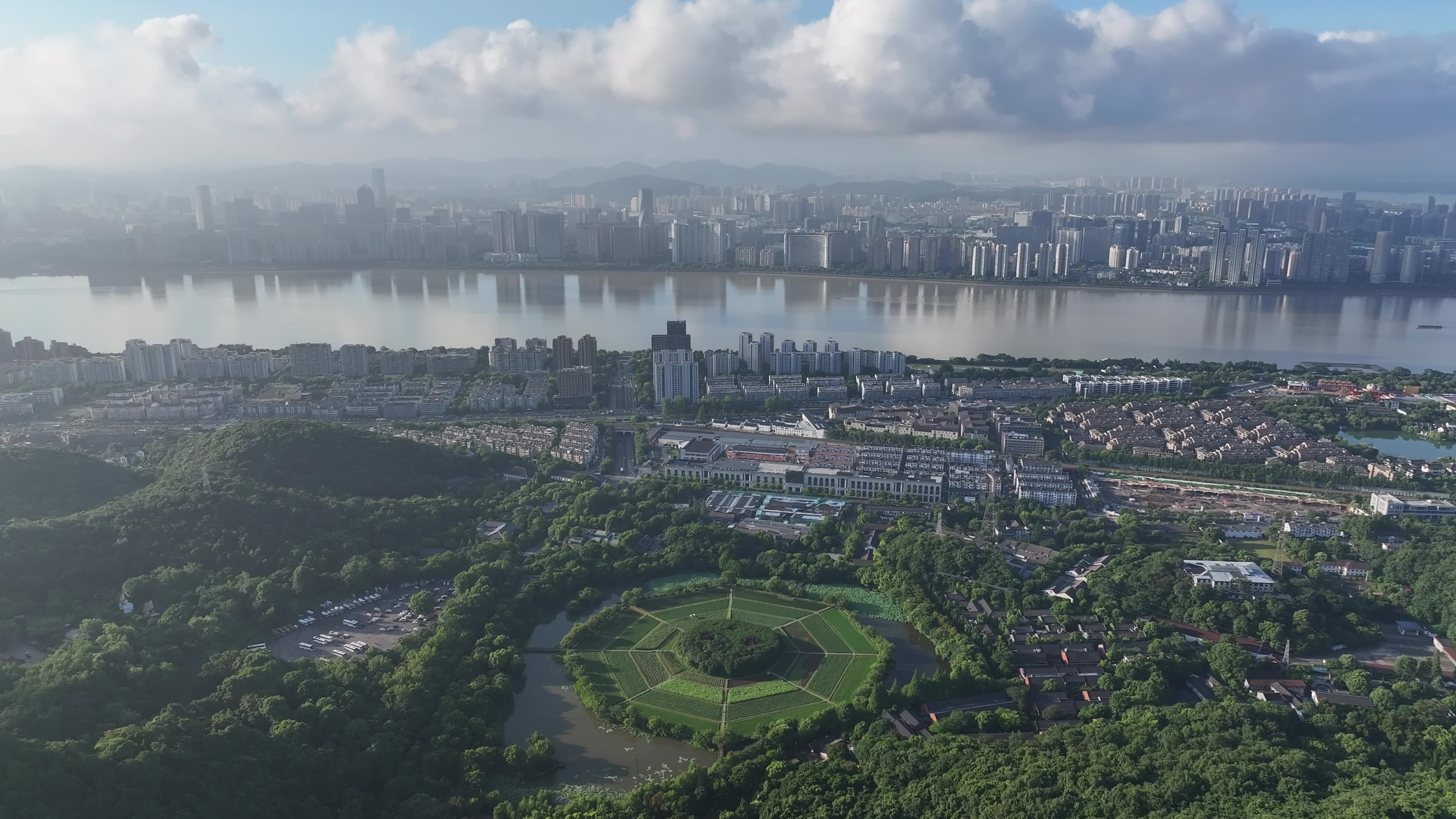 浙江杭州西湖八卦田全景航拍4k视频素材画面3