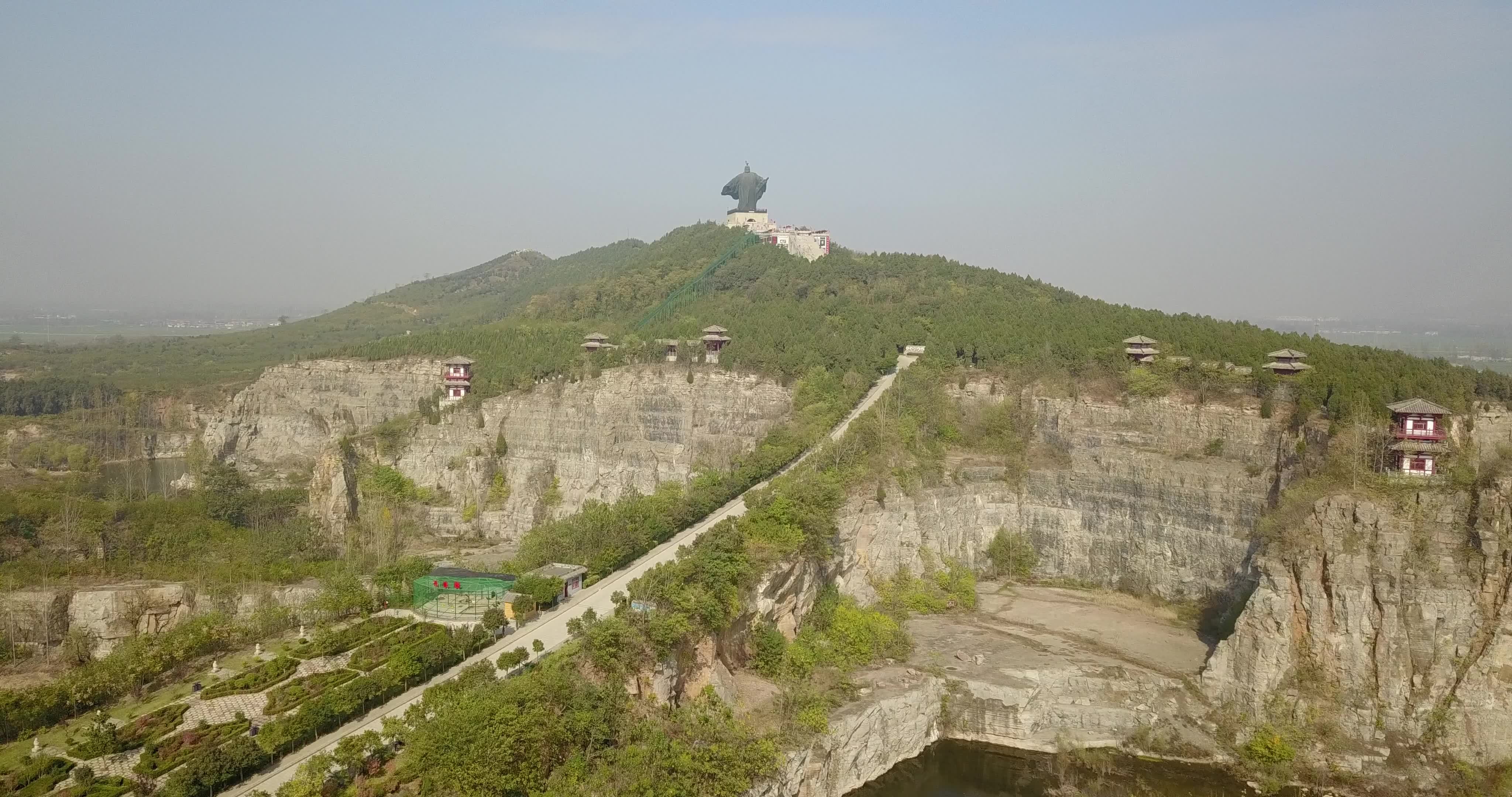 永城芒砀山刘邦像及旅游区航拍视频资料视频素材画面2