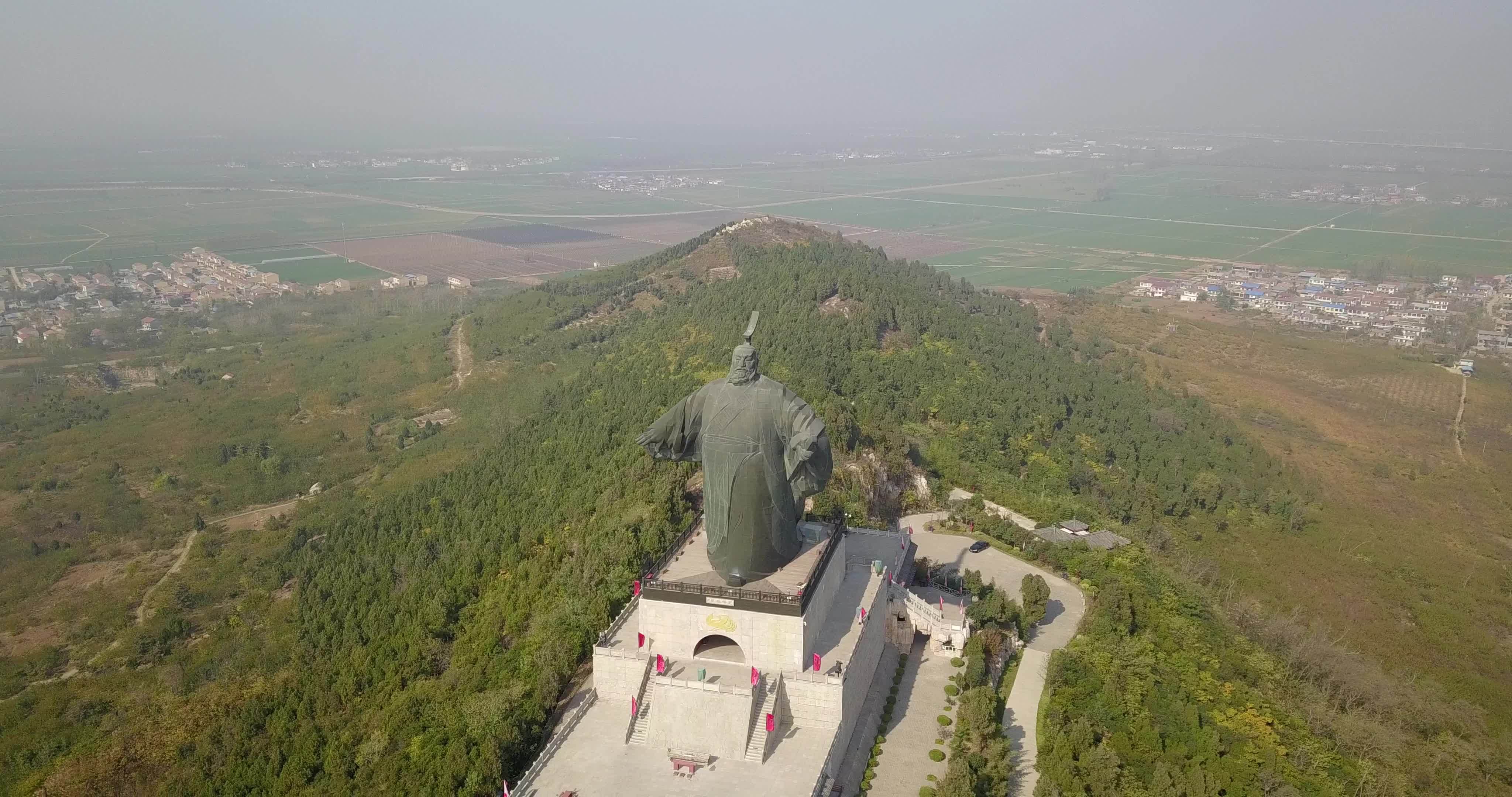 永城芒砀山刘邦像及旅游区航拍视频资料视频素材画面4