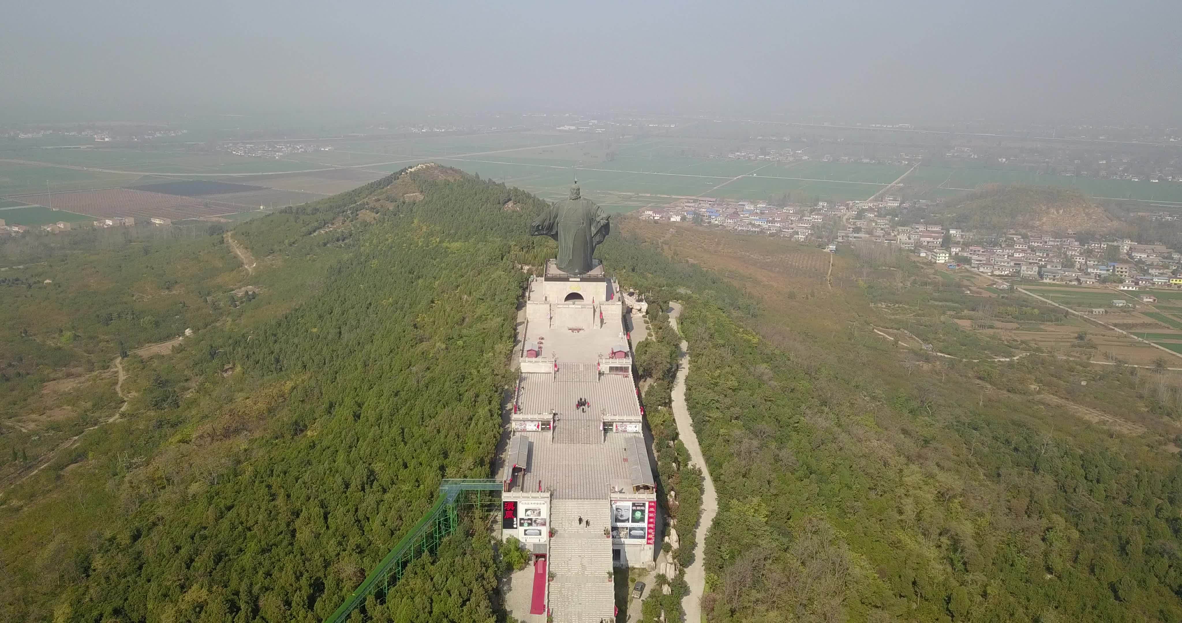永城芒砀山刘邦像及旅游区航拍视频资料视频素材画面2