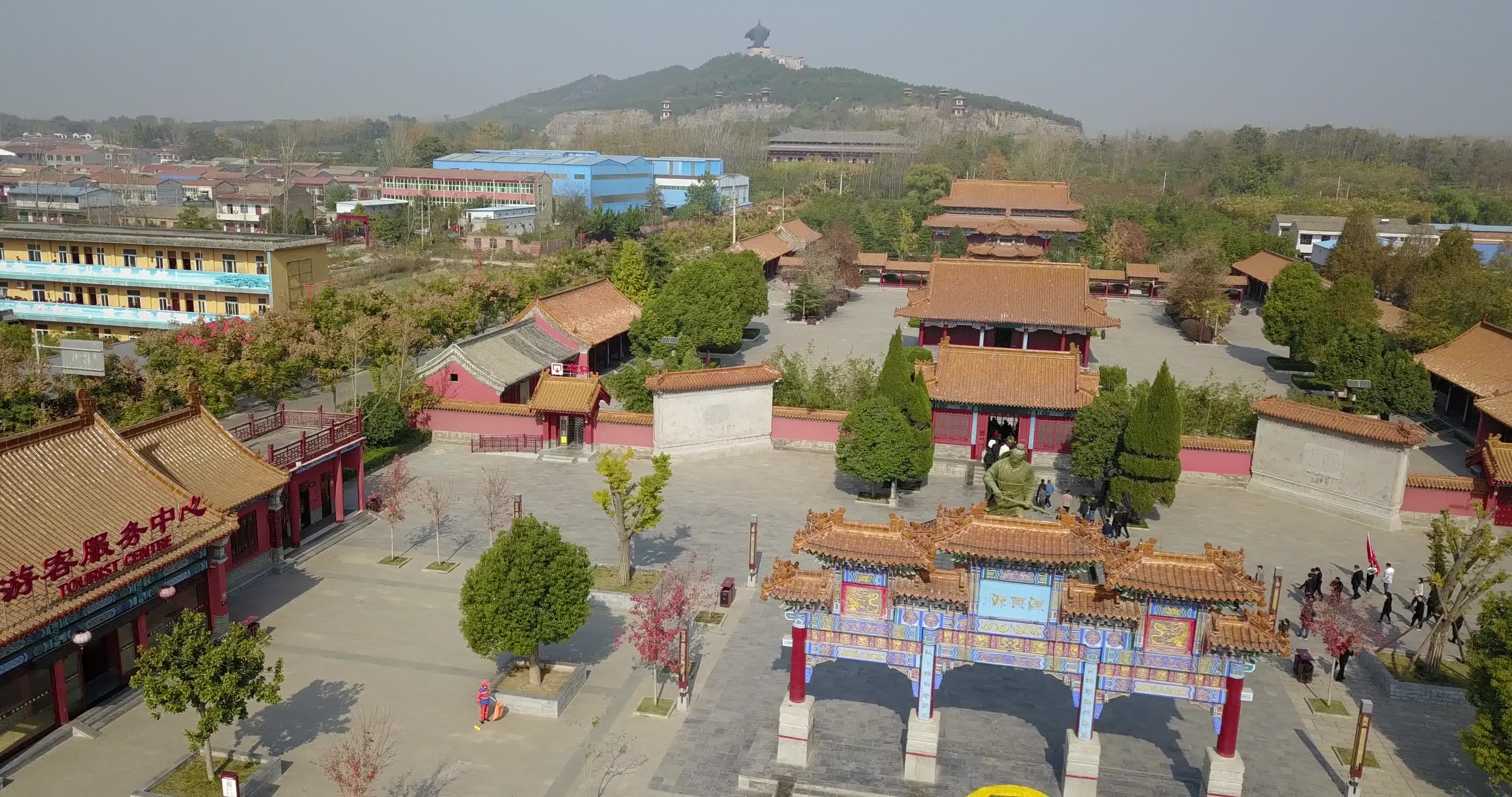 永城芒砀山刘邦像及旅游区航拍视频资料视频素材画面2