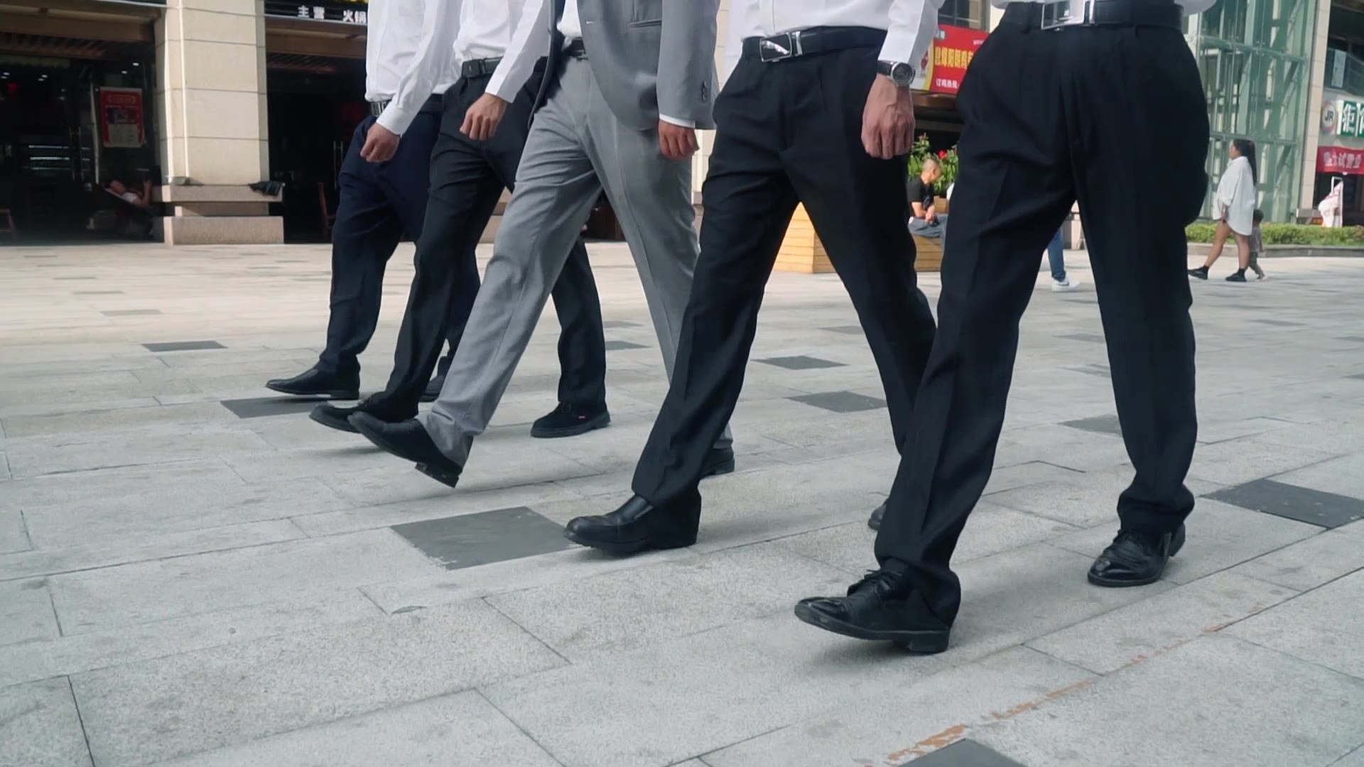 商务人士背影脚步，团队拼搏背影。视频素材画面3