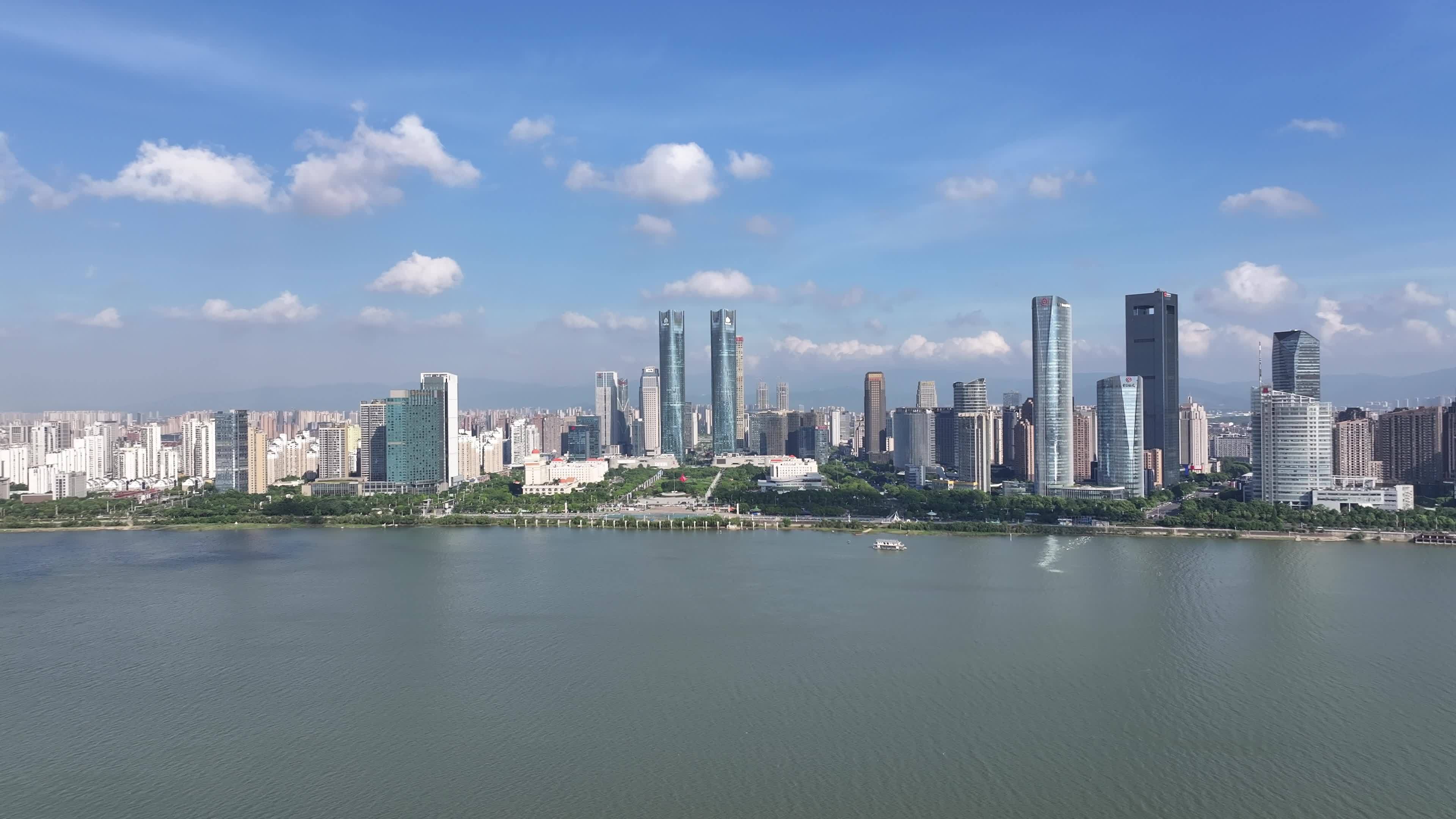 南昌红谷滩南昌市中心CBD秋水广场航拍视频素材画面1