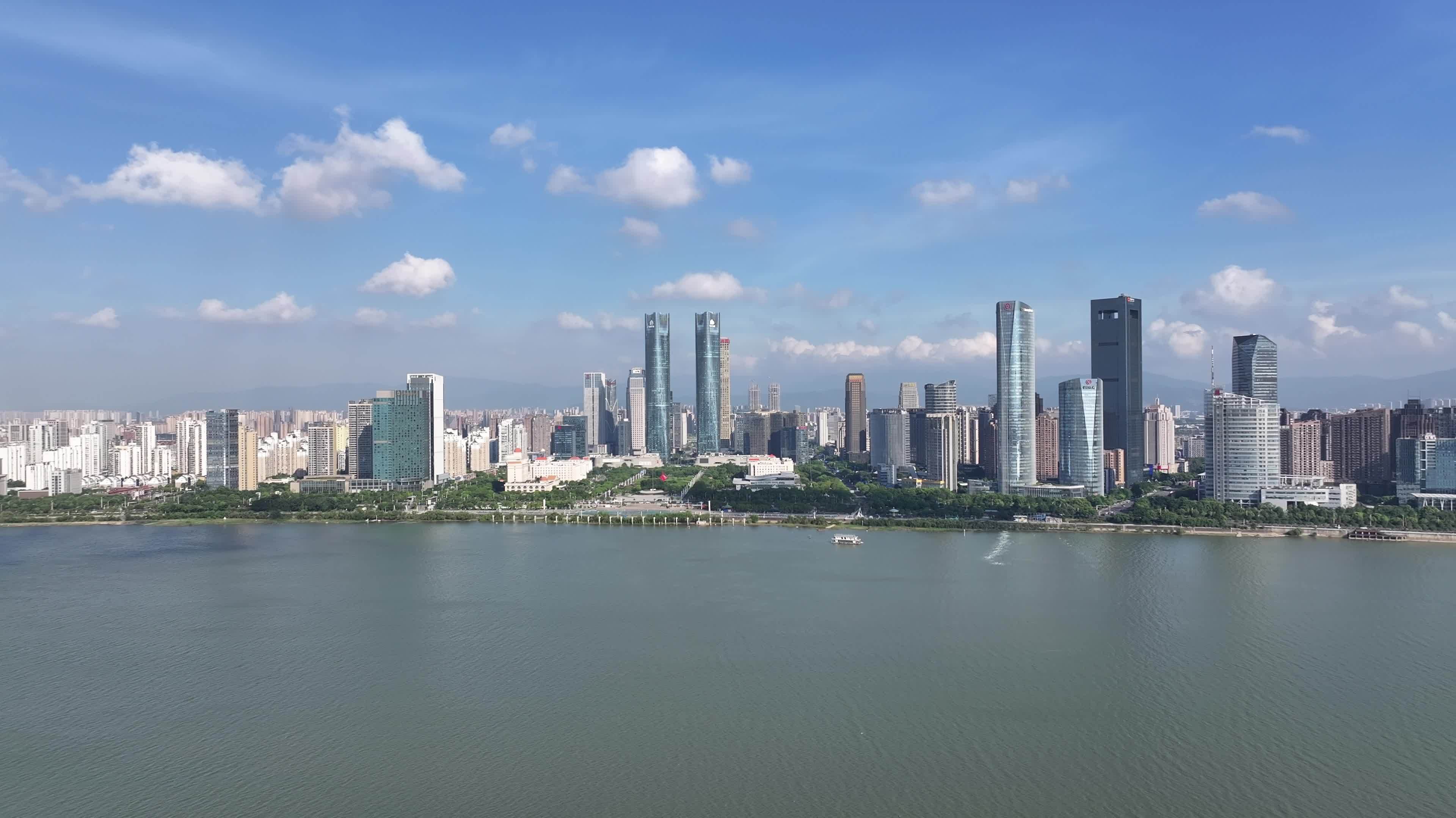 南昌红谷滩南昌市中心CBD秋水广场航拍视频素材画面4