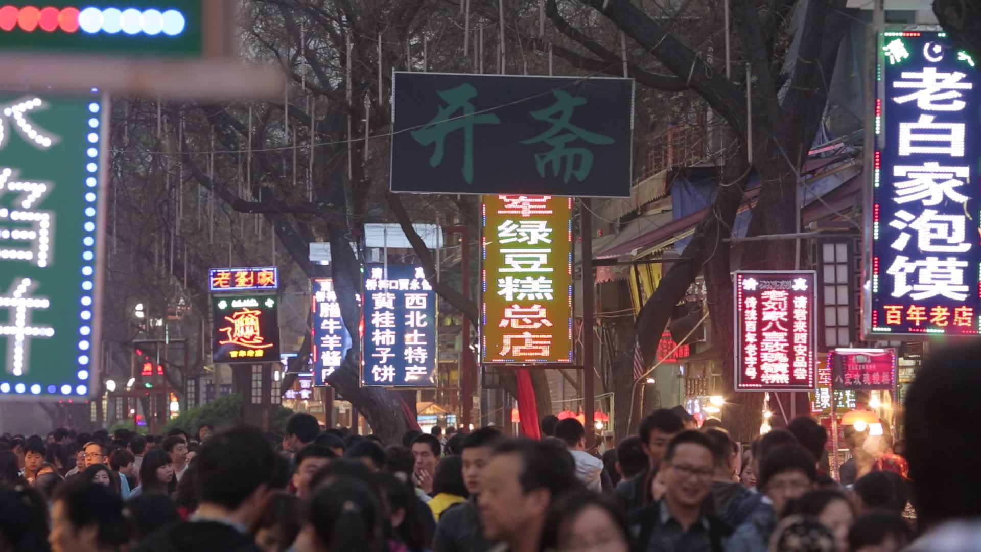 热闹的回民街视频素材画面1