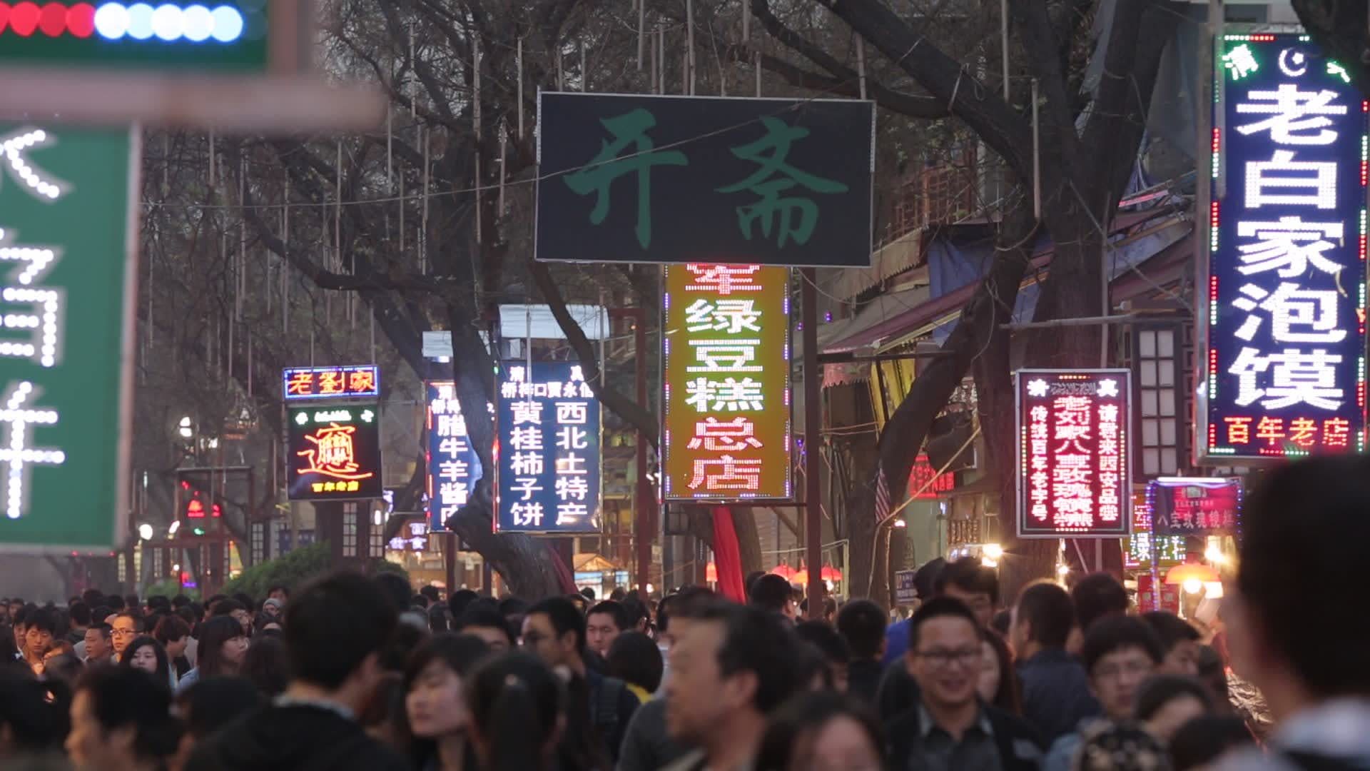 热闹的回民街视频素材画面2
