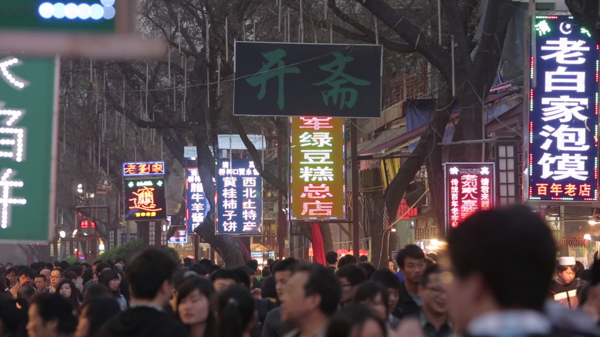 热闹的回民街视频素材画面4