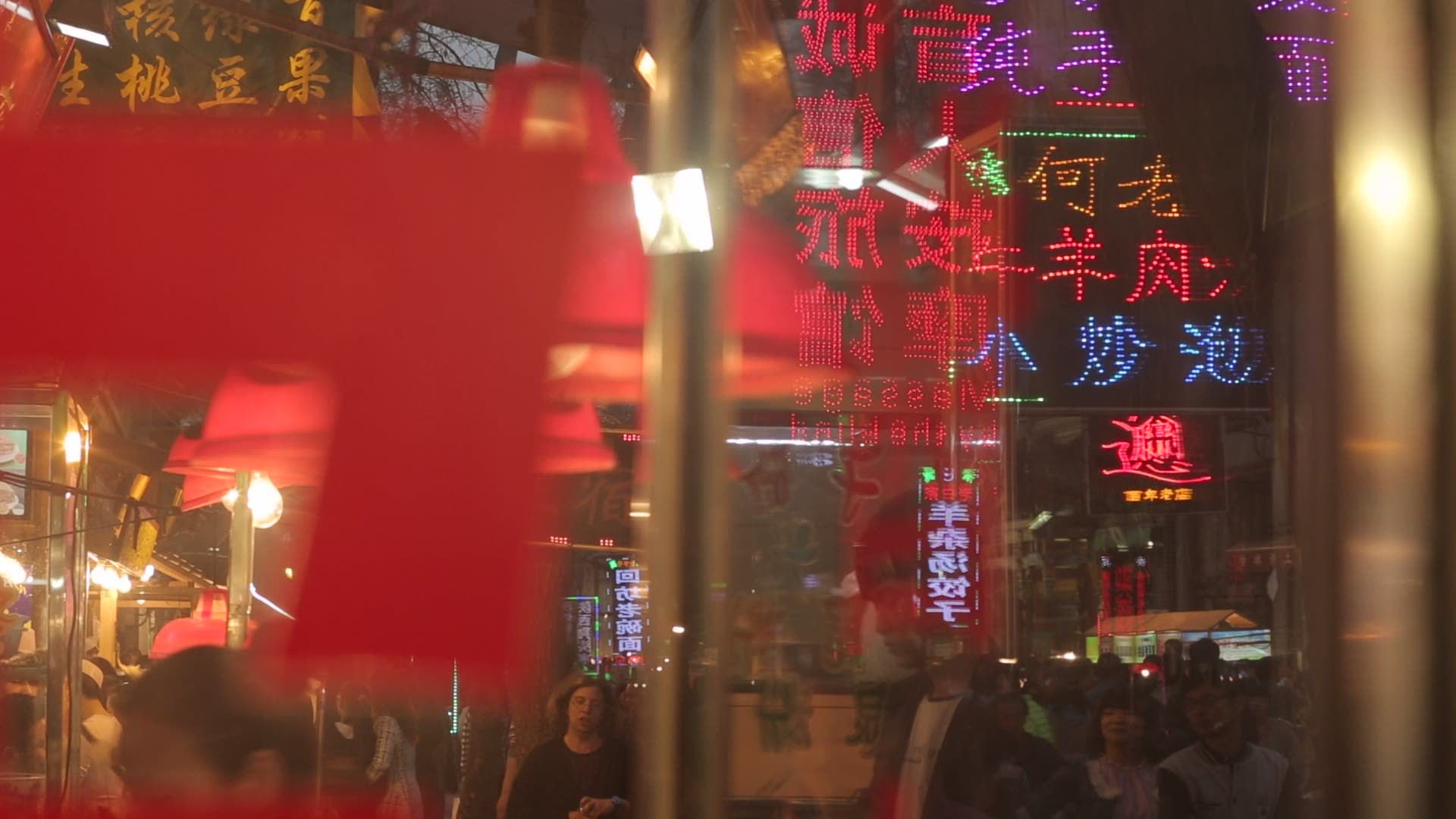 夜晚的西安回民街视频素材画面1