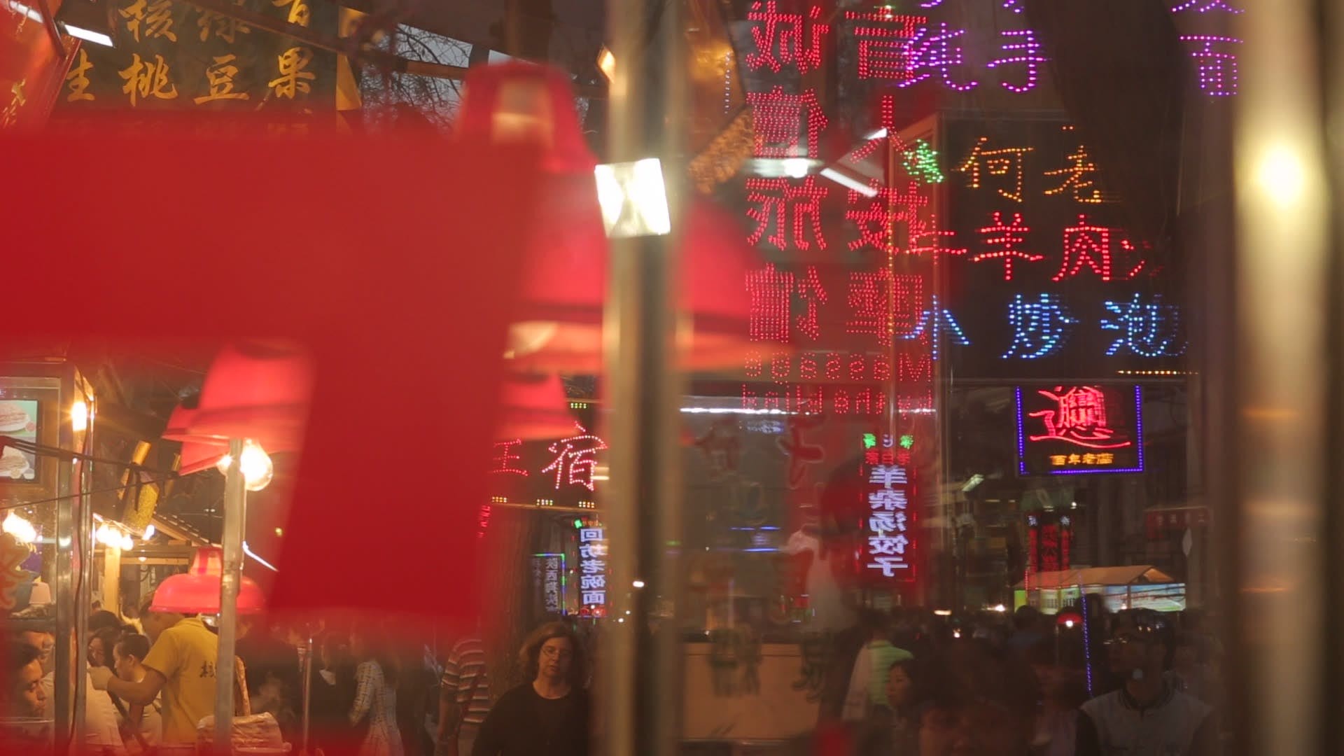 夜晚的西安回民街视频素材画面2