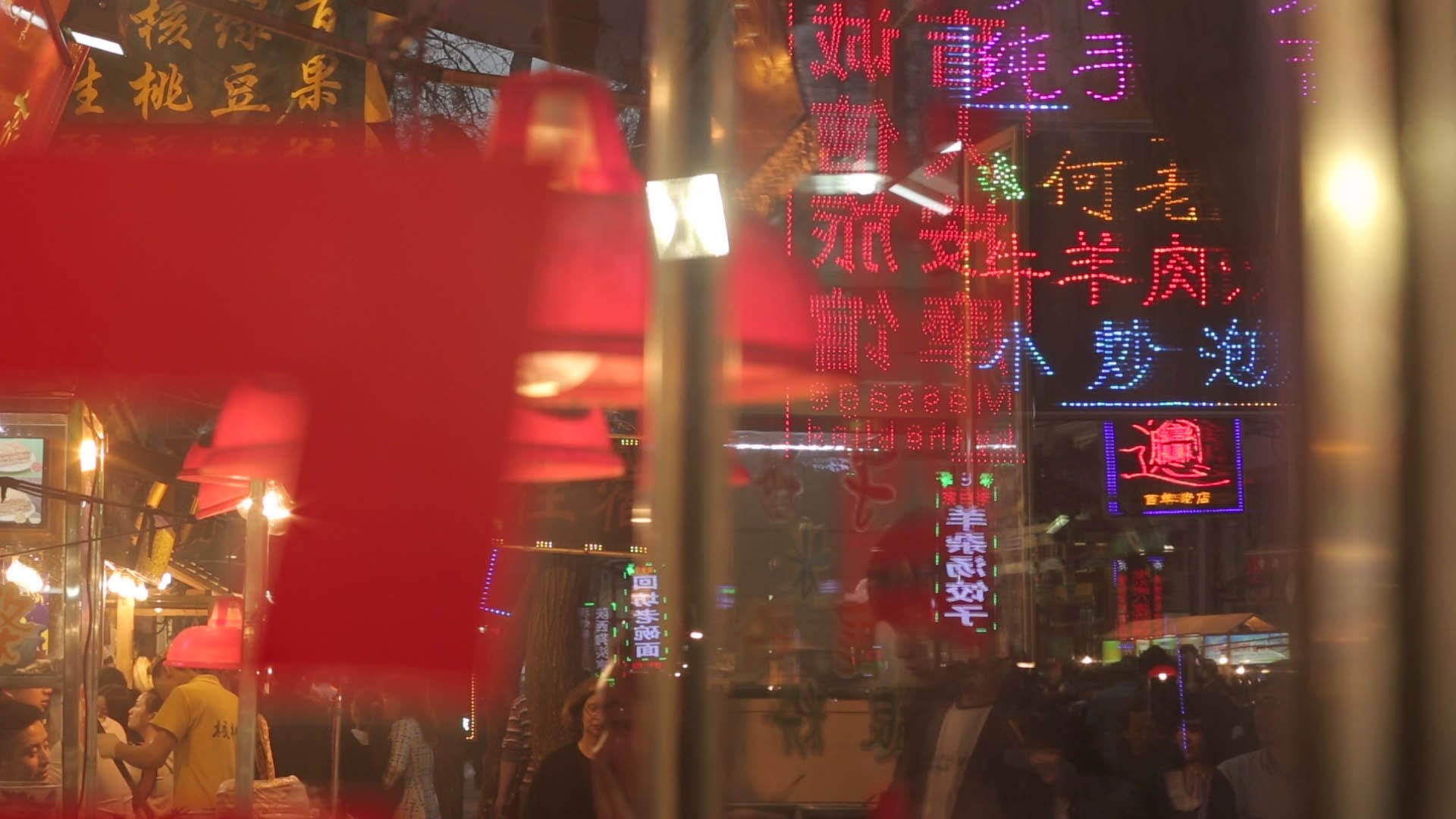 夜晚的西安回民街视频素材画面4