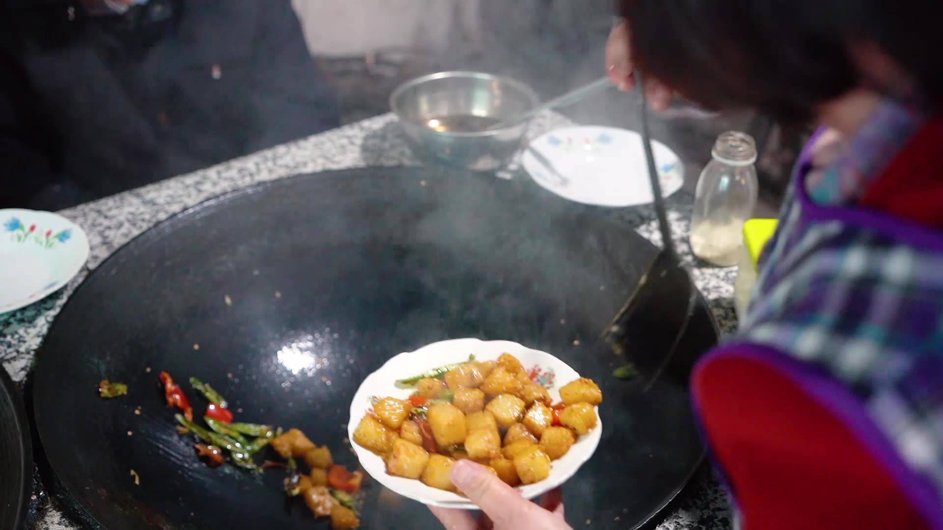 特色农家土灶饭菜一家人一起吃饭视频素材画面3