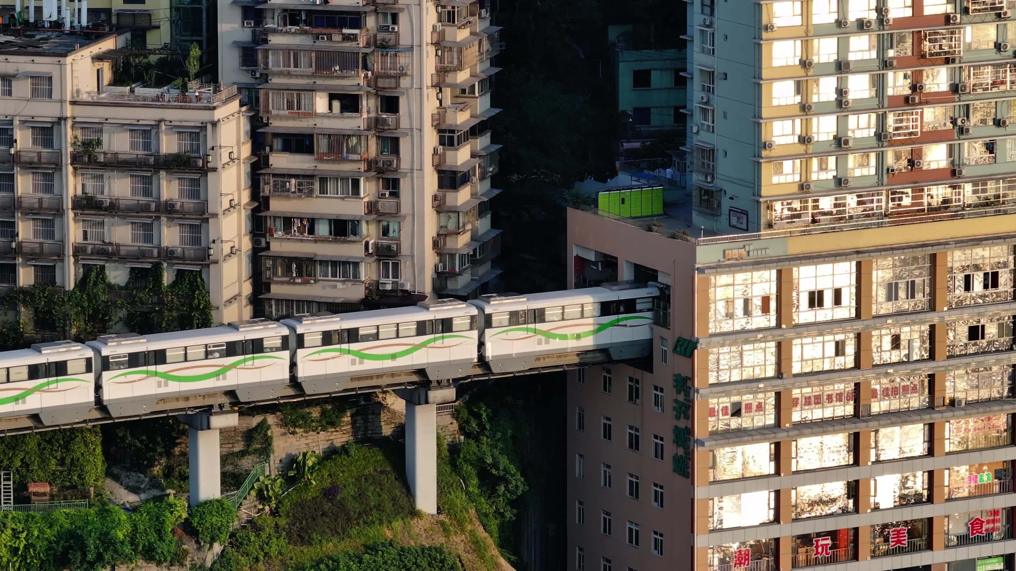 李子坝，轻轨穿楼，牛角沱，重庆轨道交通视频素材画面2