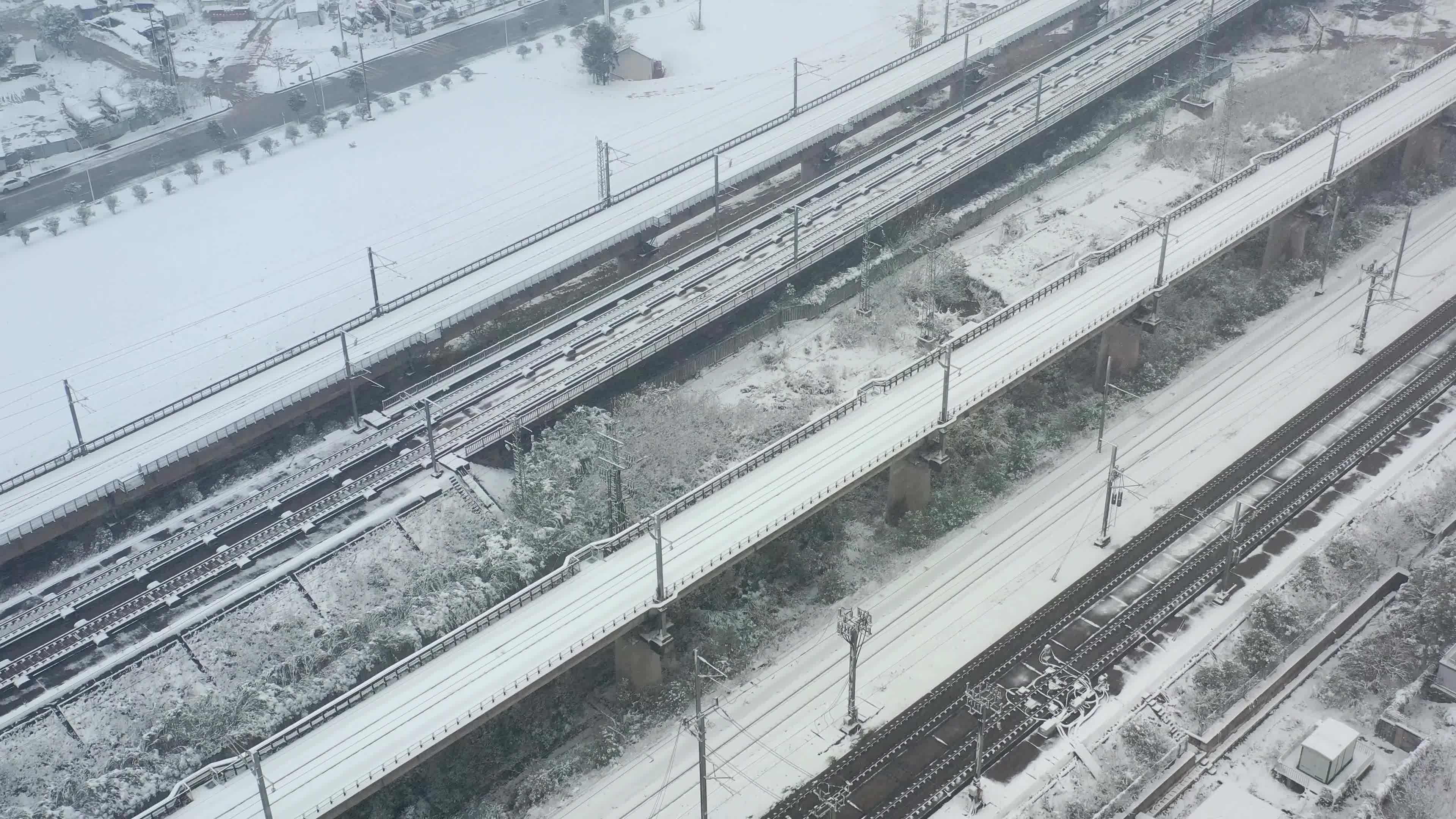 4K航拍长沙南高铁枢纽暴风雪中运行的动车视频素材画面1