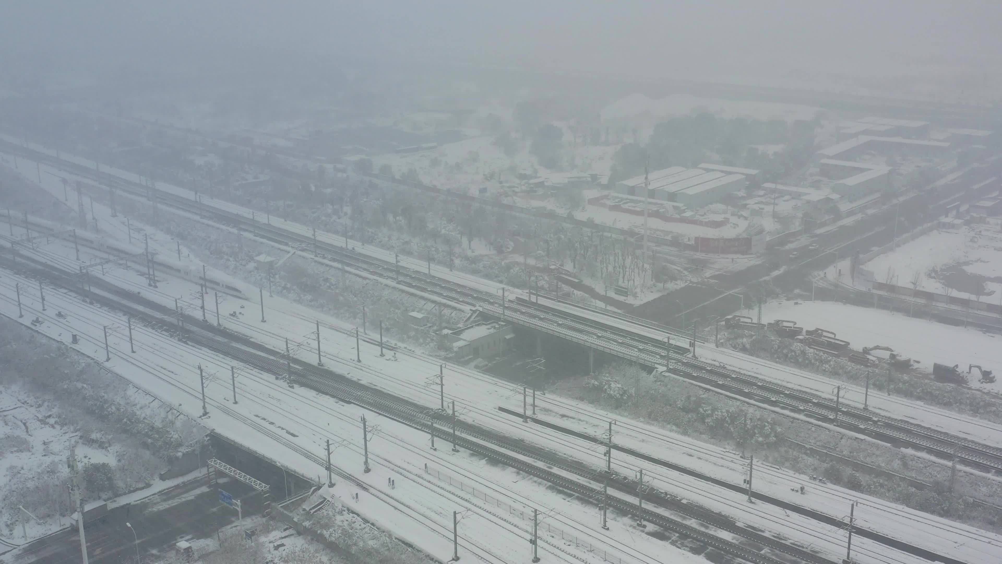4K航拍长沙南高铁枢纽暴风雪中运行的动车视频素材画面4