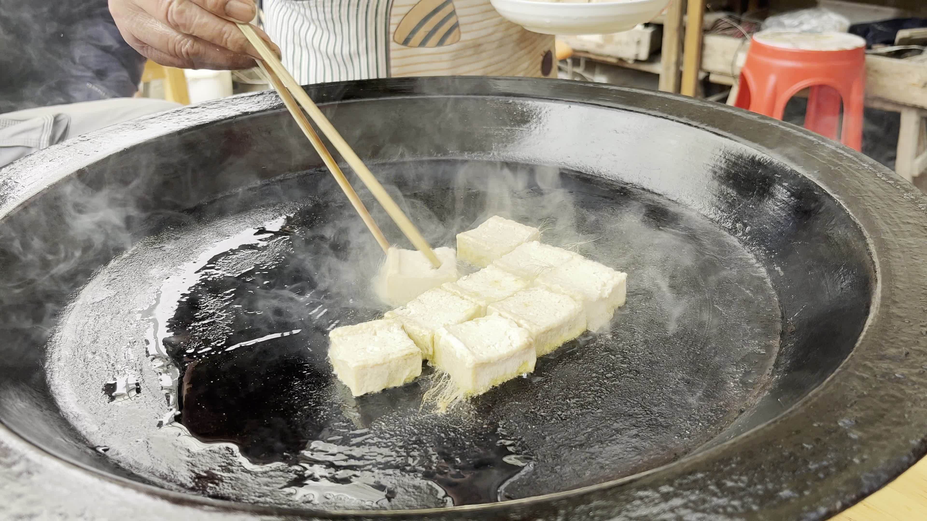 无水印视频徽州炸毛豆腐视频素材画面1