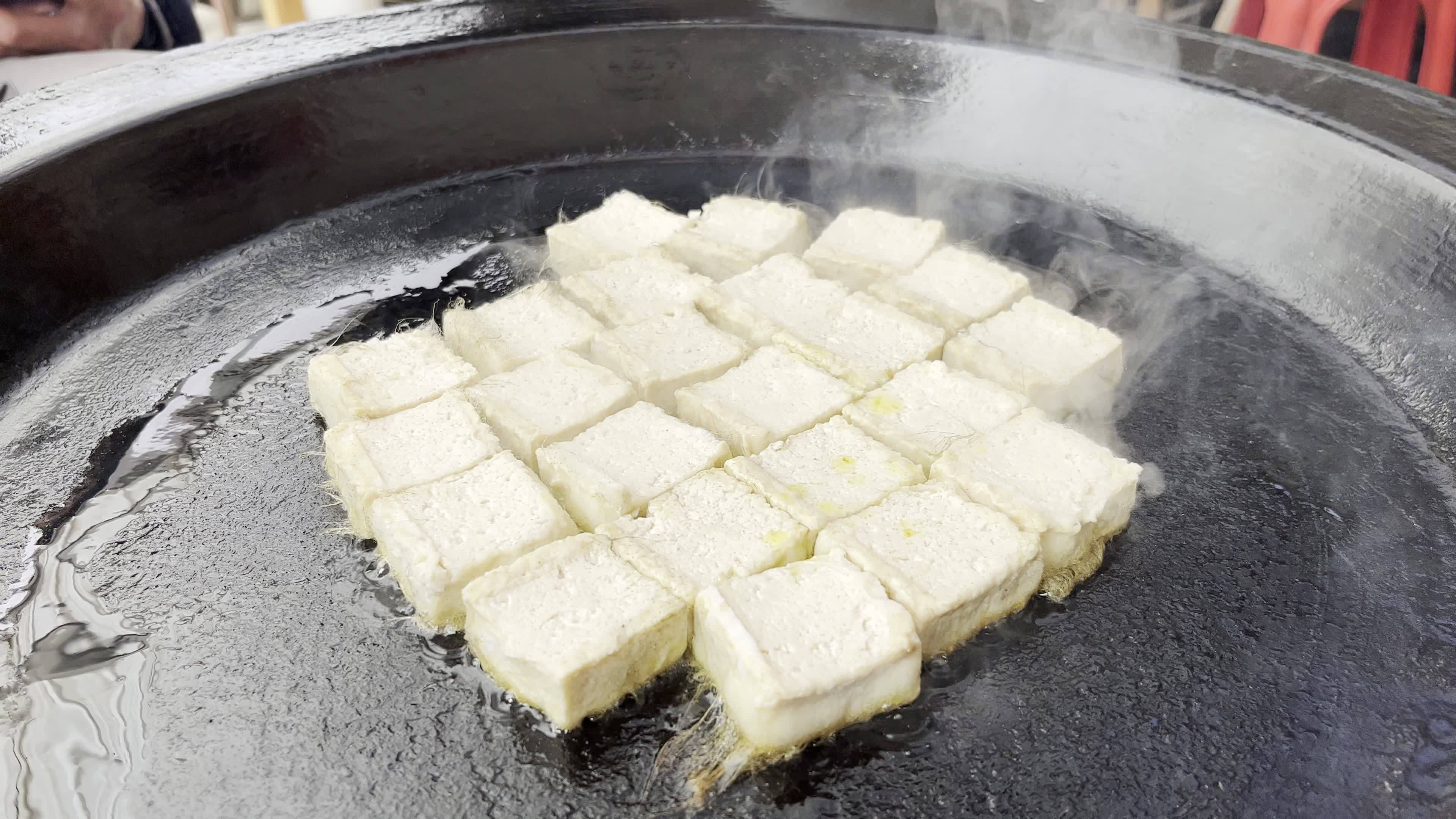 无水印视频徽州炸毛豆腐视频素材画面1