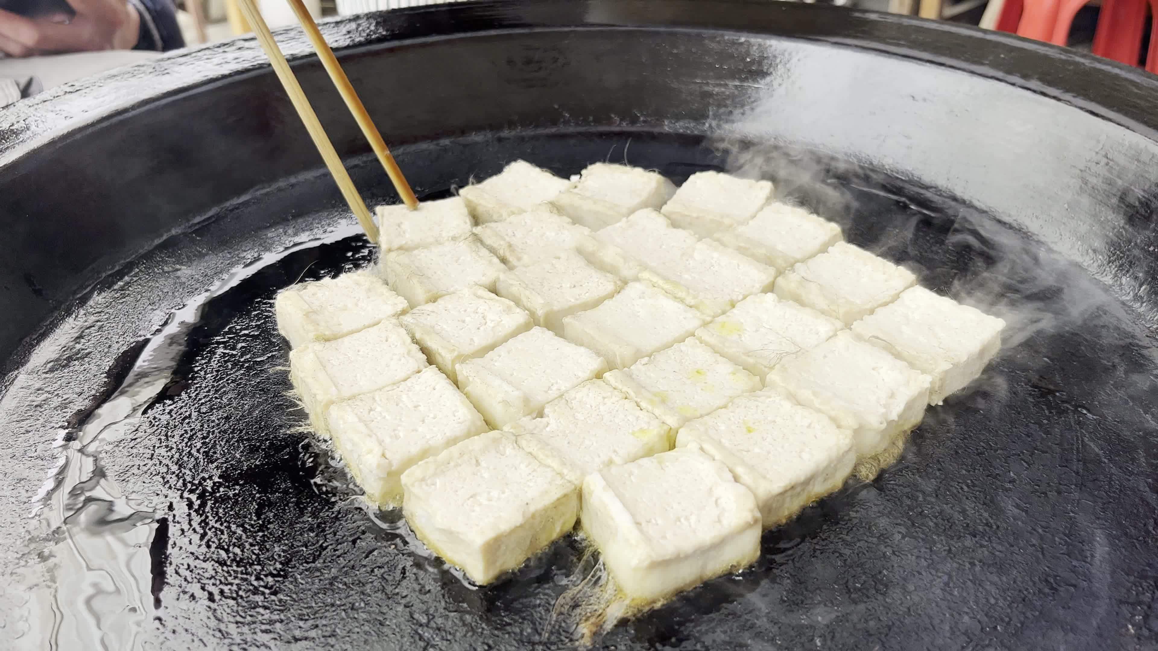 无水印视频徽州炸毛豆腐视频素材画面2