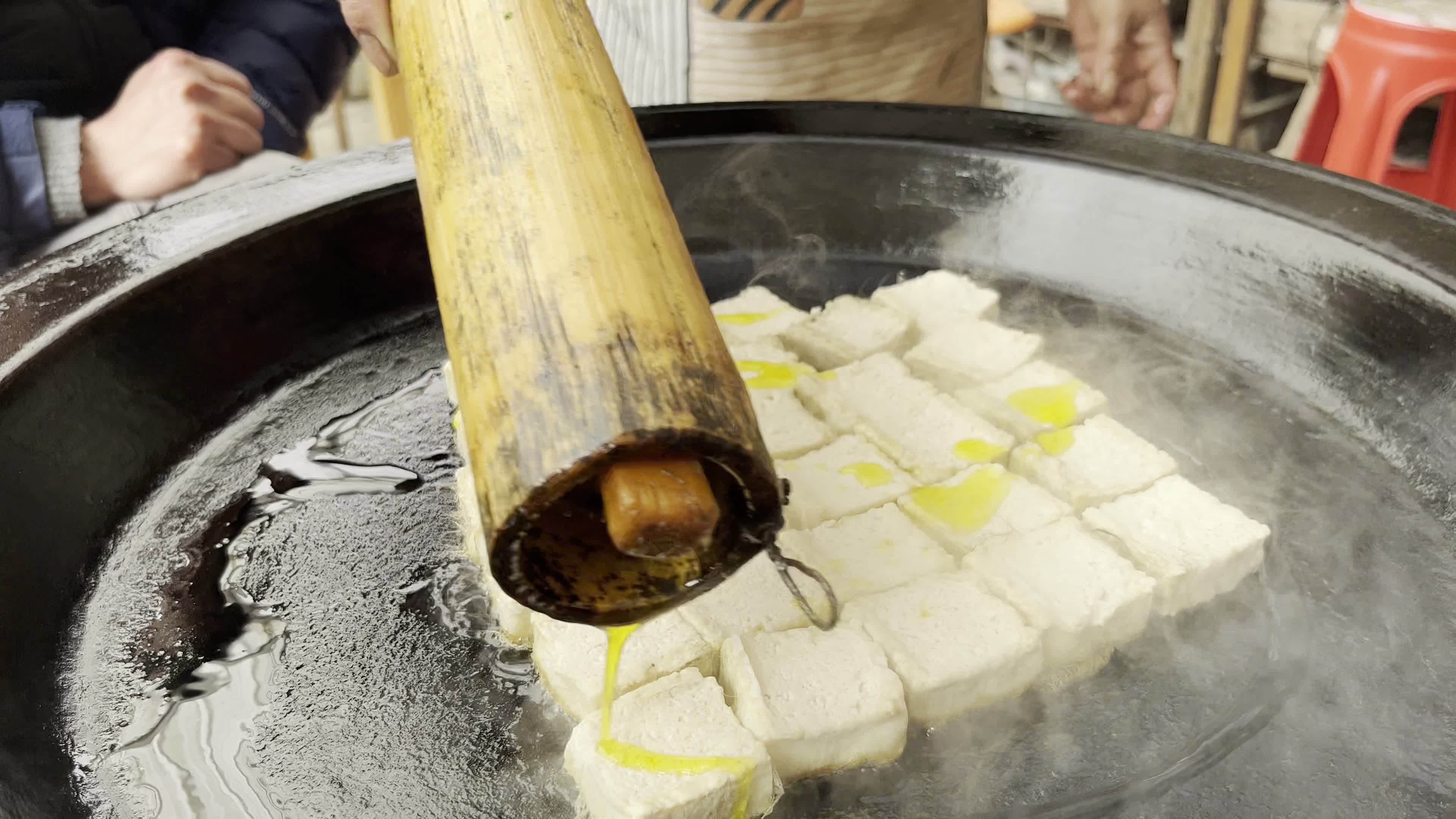 无水印视频徽州炸毛豆腐视频素材画面1