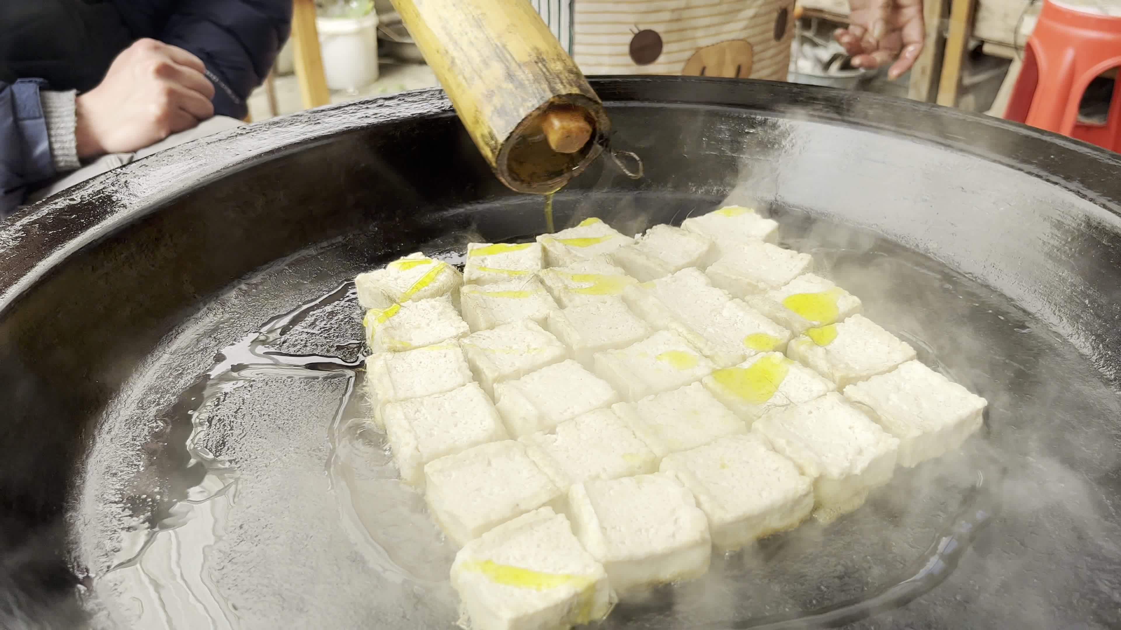 无水印视频徽州炸毛豆腐视频素材画面2