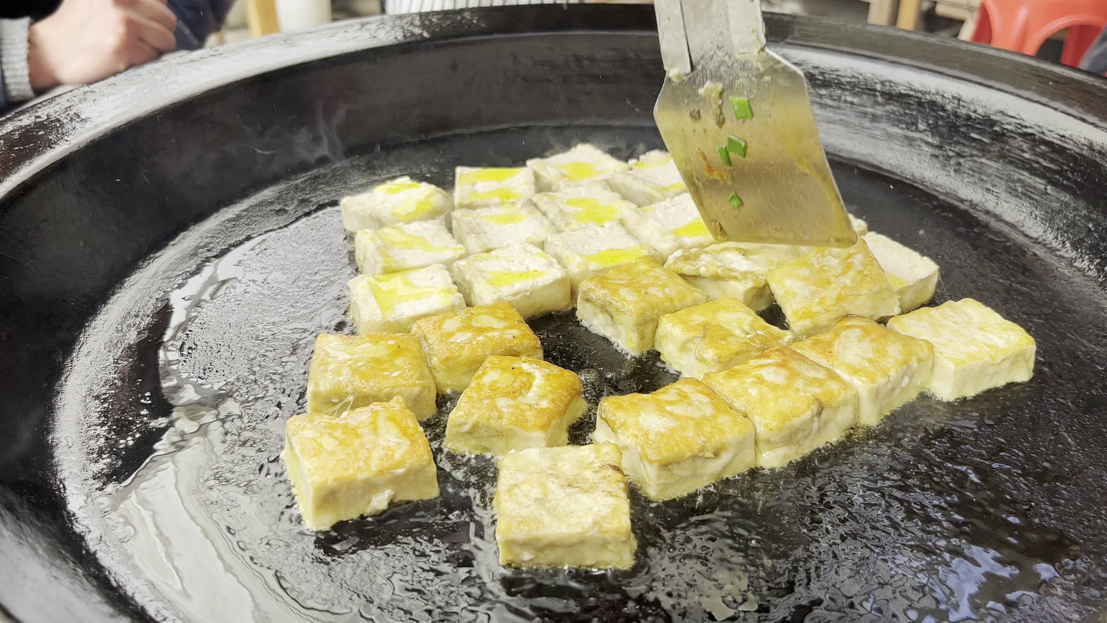 无水印视频徽州炸毛豆腐视频素材画面1