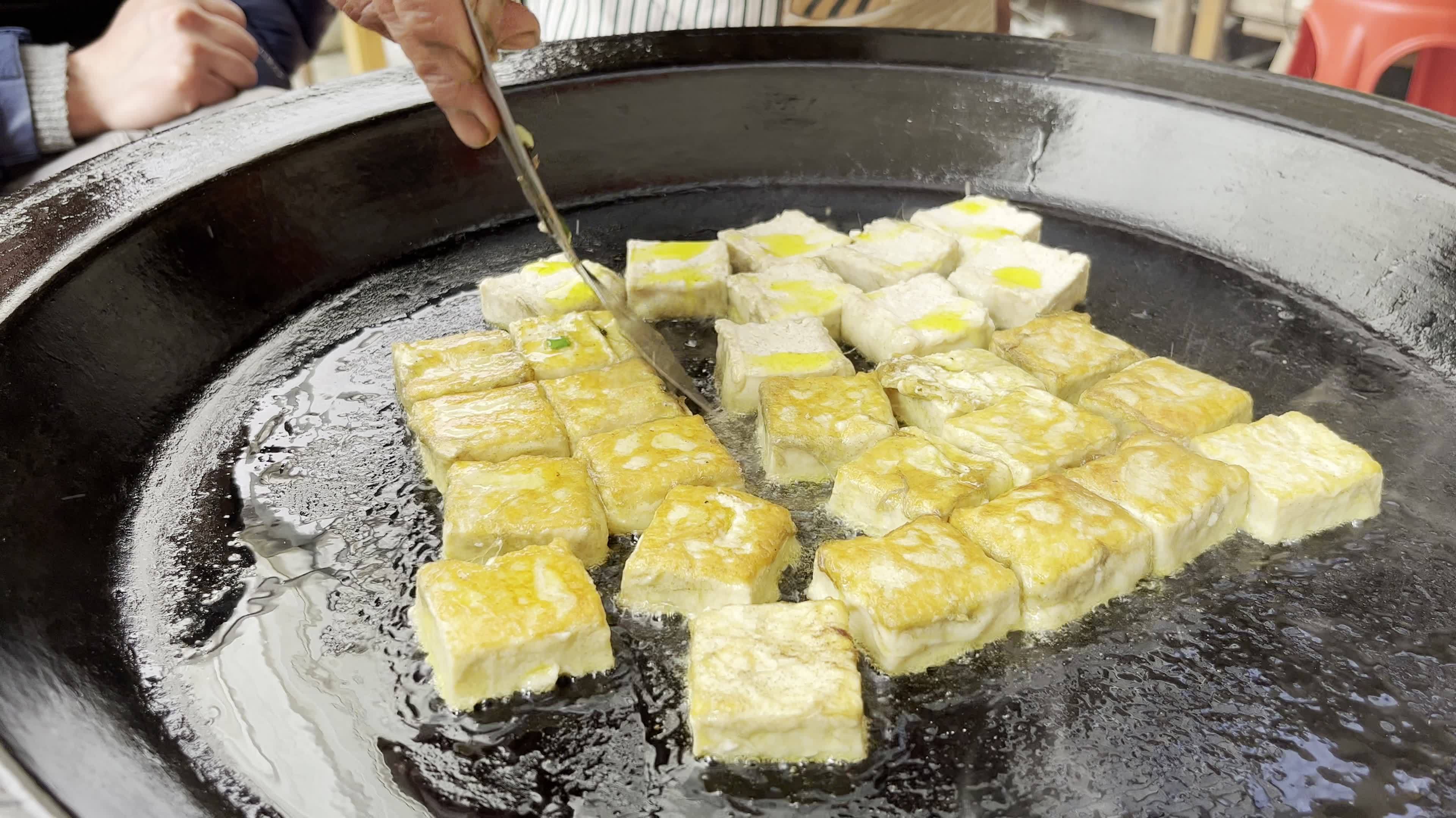 无水印视频徽州炸毛豆腐视频素材画面4
