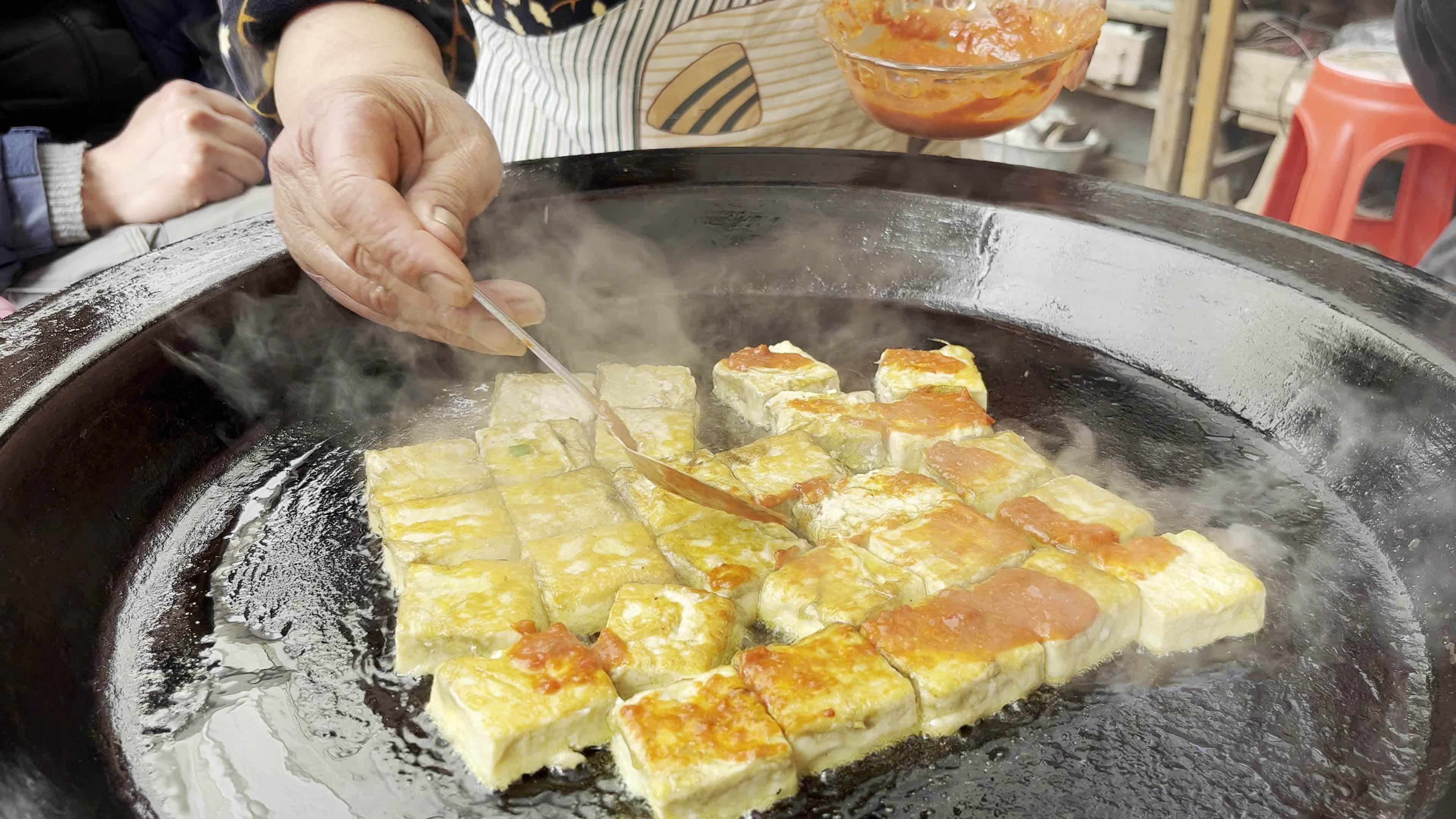无水印视频徽州炸毛豆腐视频素材画面1
