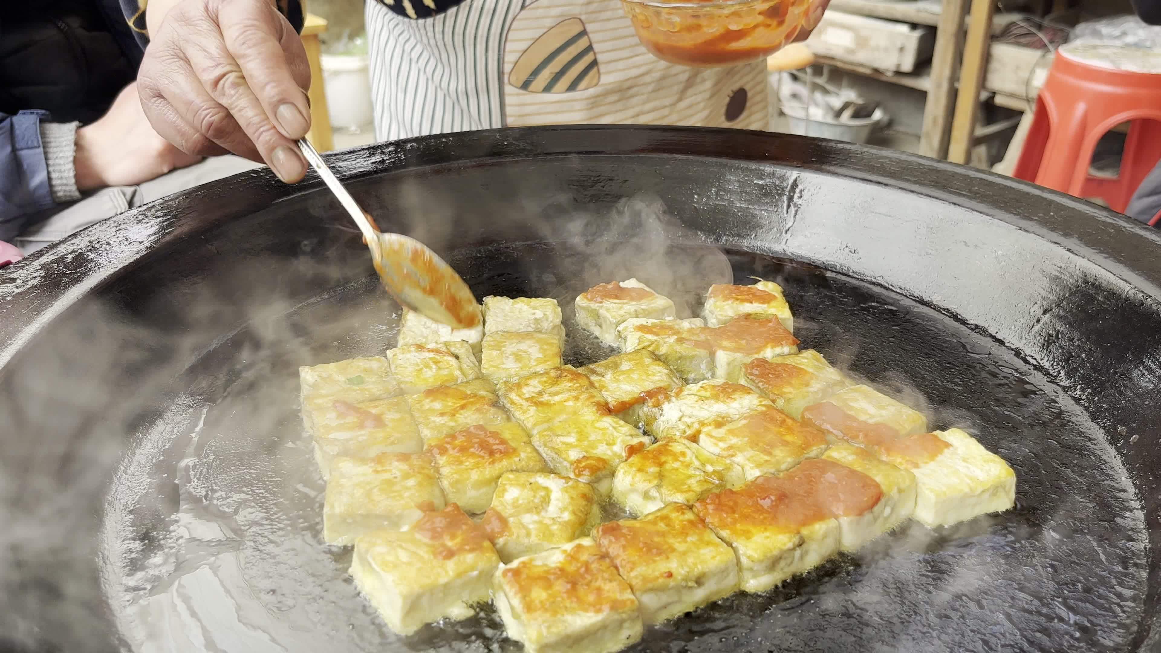 无水印视频徽州炸毛豆腐视频素材画面2