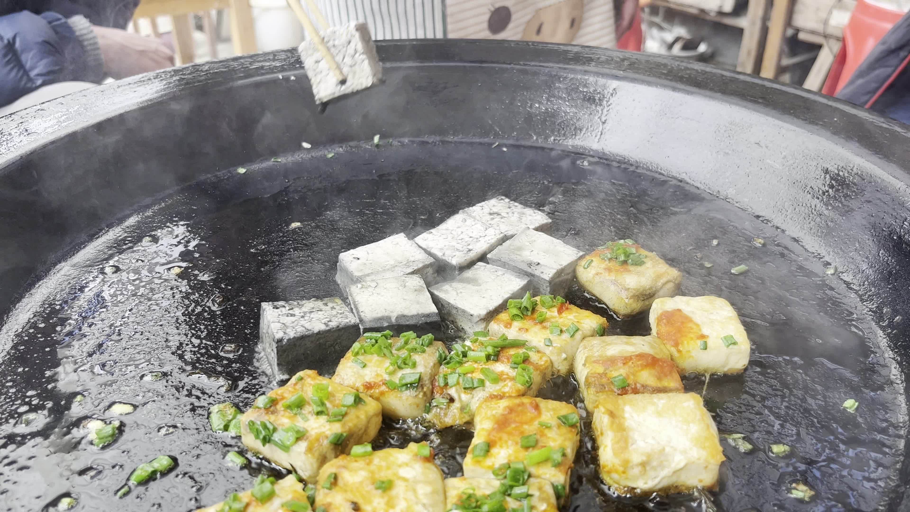 无水印视频徽州炸毛豆腐视频素材画面1