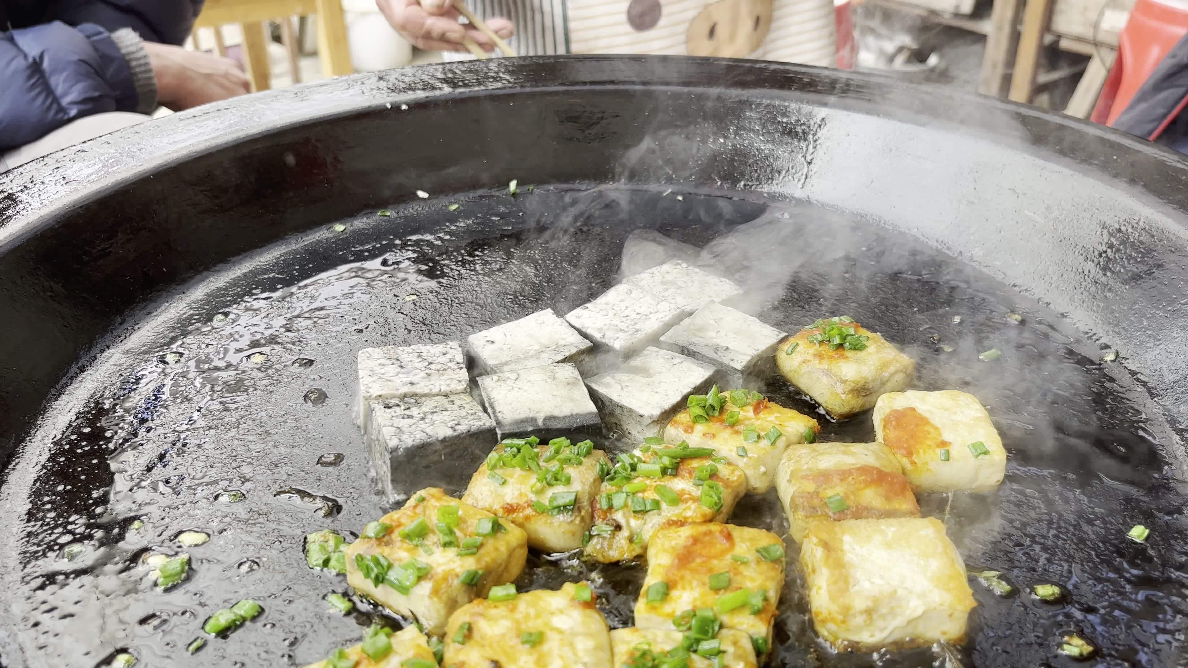 无水印视频徽州炸毛豆腐视频素材画面2