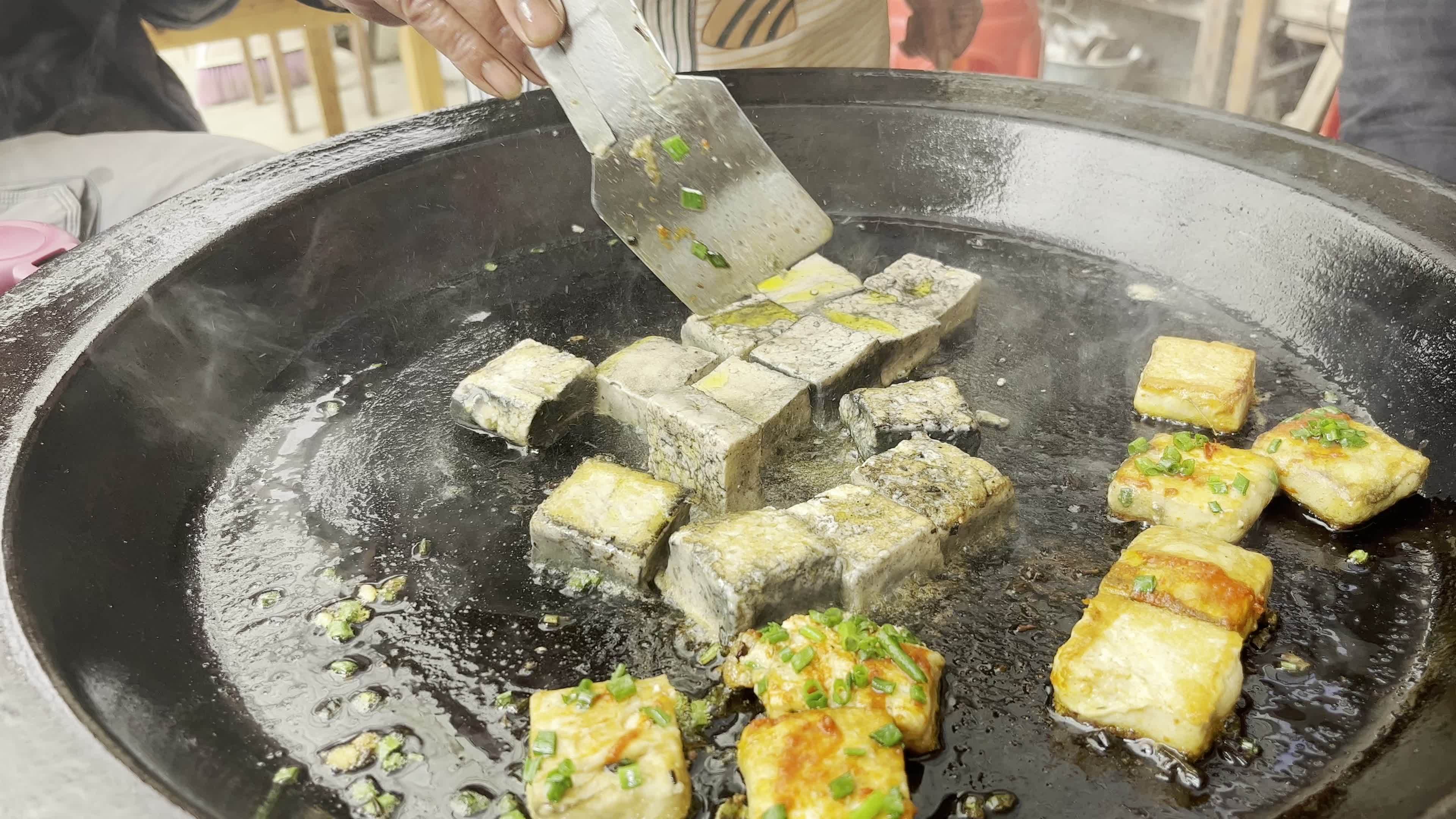 无水印视频徽州炸毛豆腐视频素材画面1