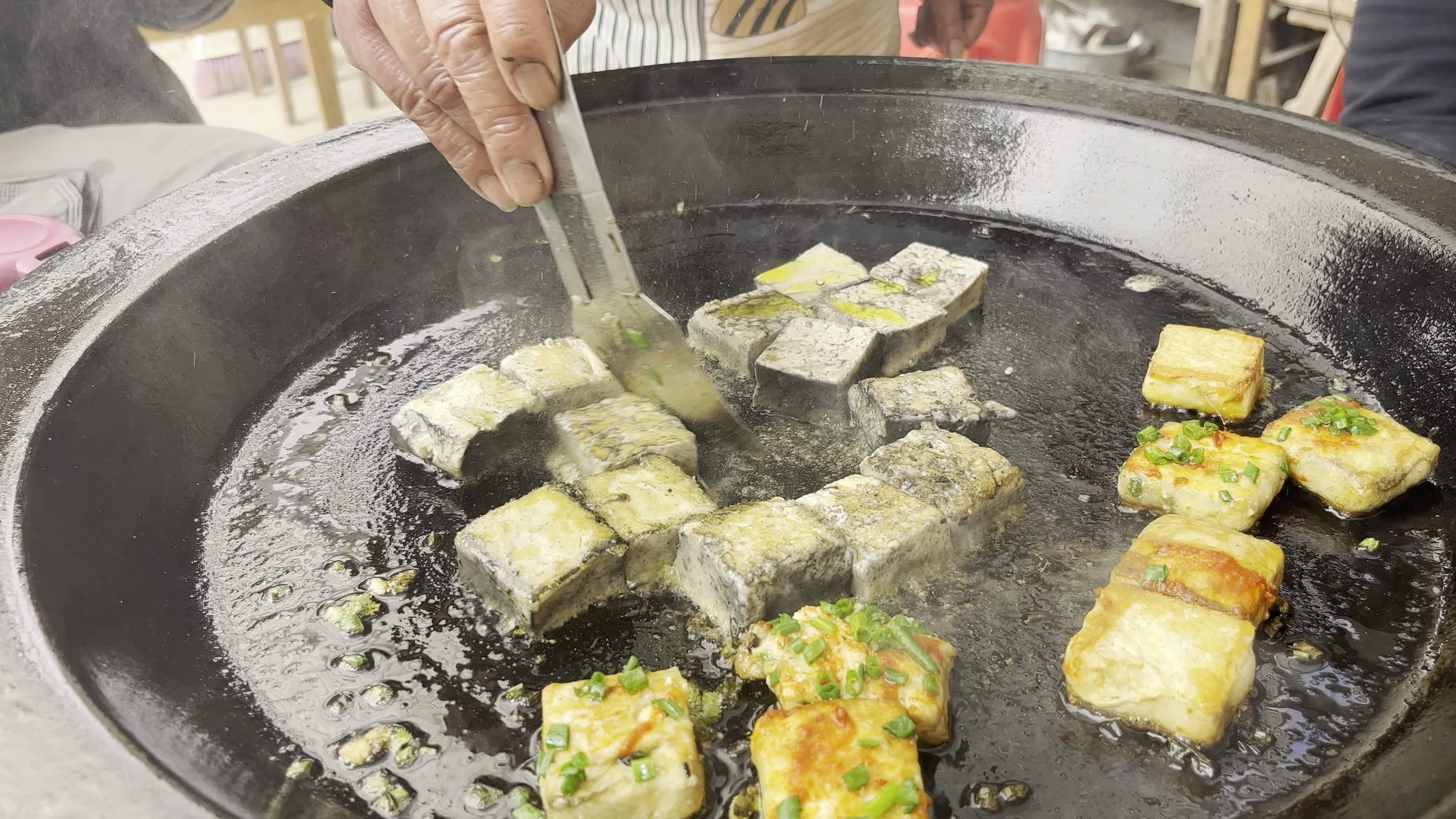 无水印视频徽州炸毛豆腐视频素材画面2