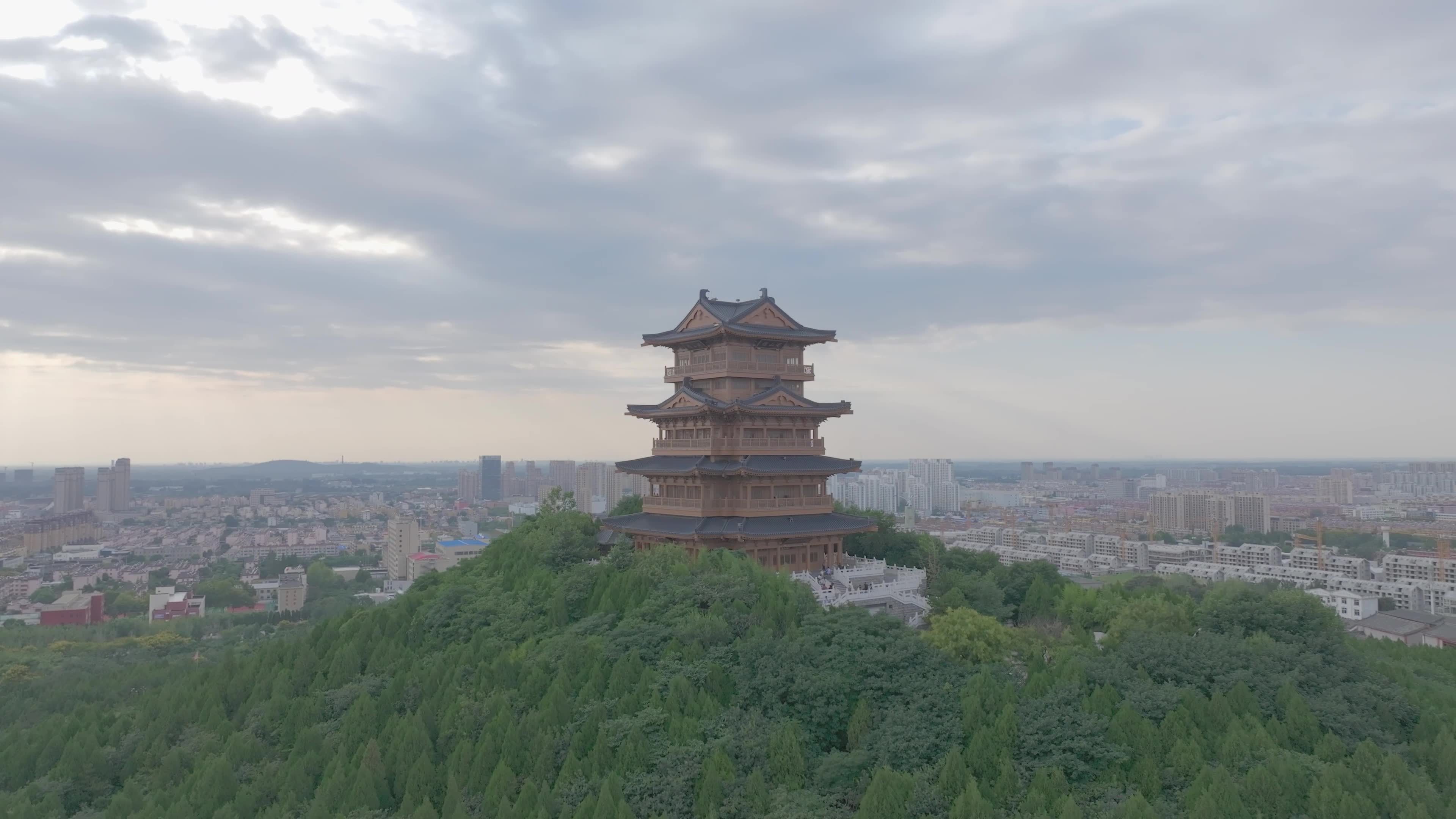 航拍枣庄薛城临山阁夕阳视频素材画面1