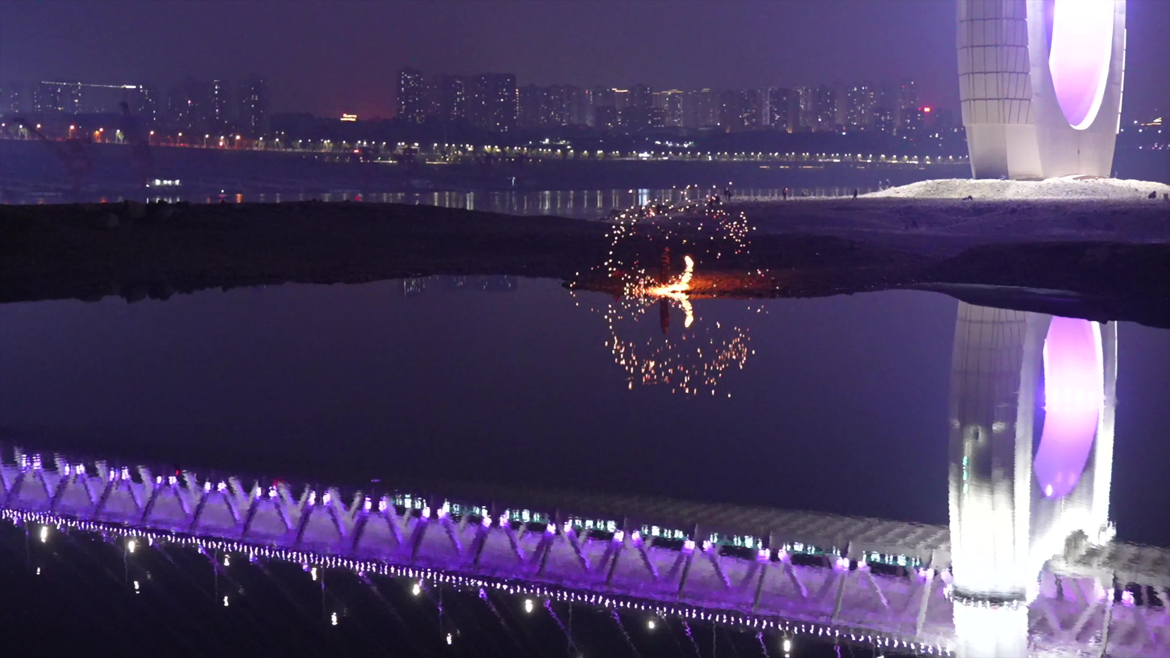重庆白居寺大桥夜景钢丝棉视频素材画面2