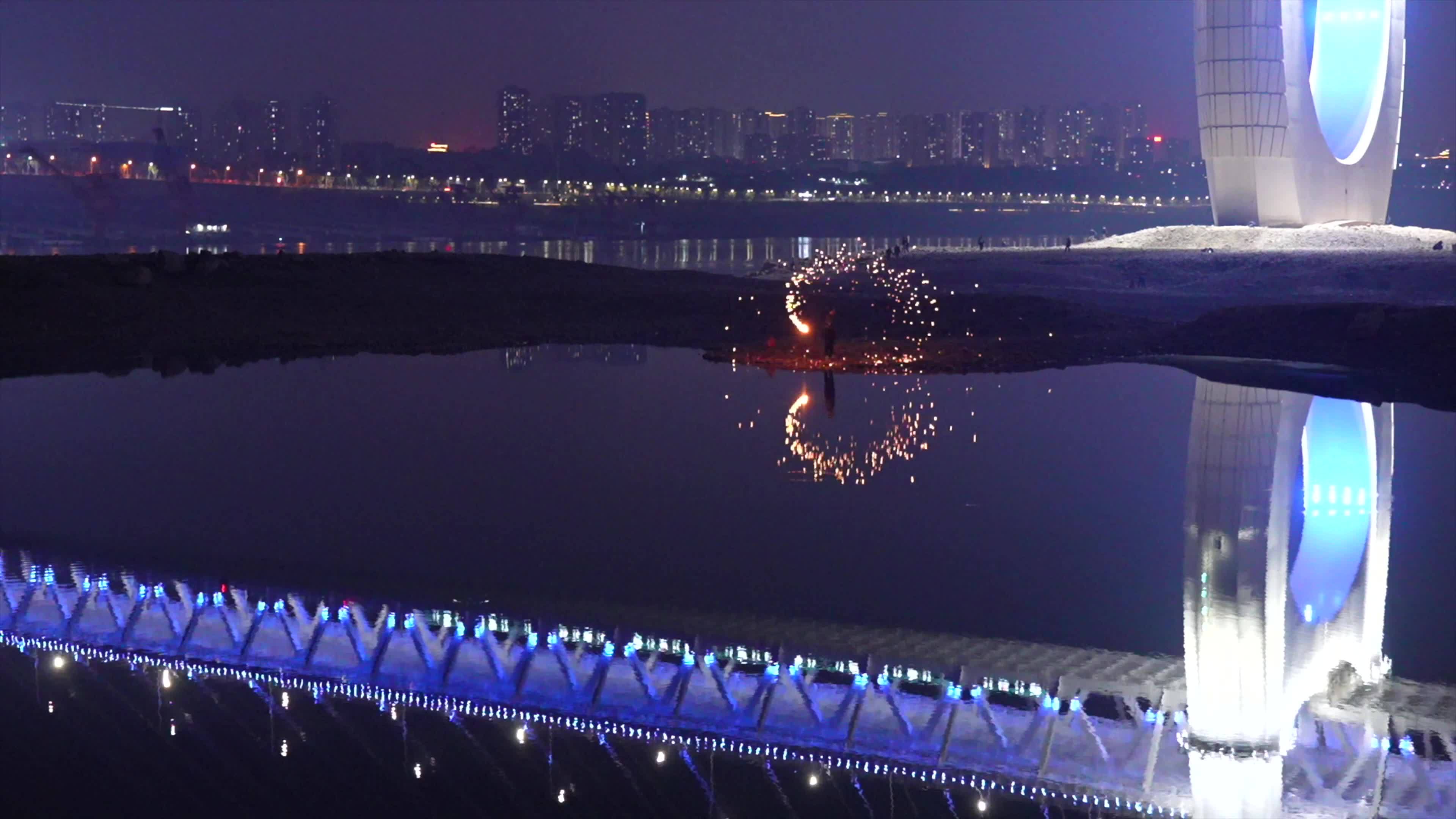 重庆白居寺大桥夜景钢丝棉视频素材画面3