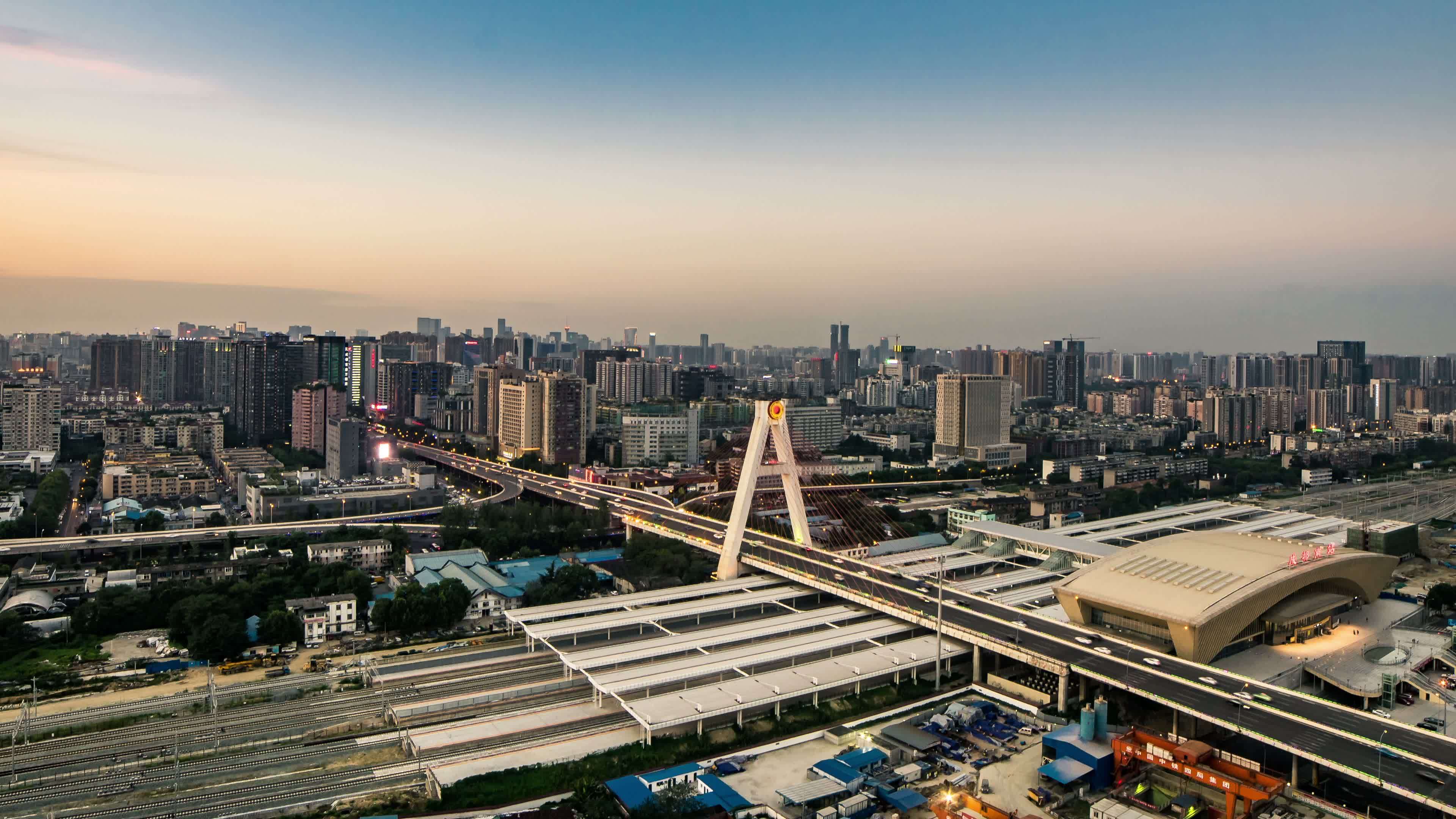 成都火车南站高铁站天府立交桥夜景延时视频素材画面3