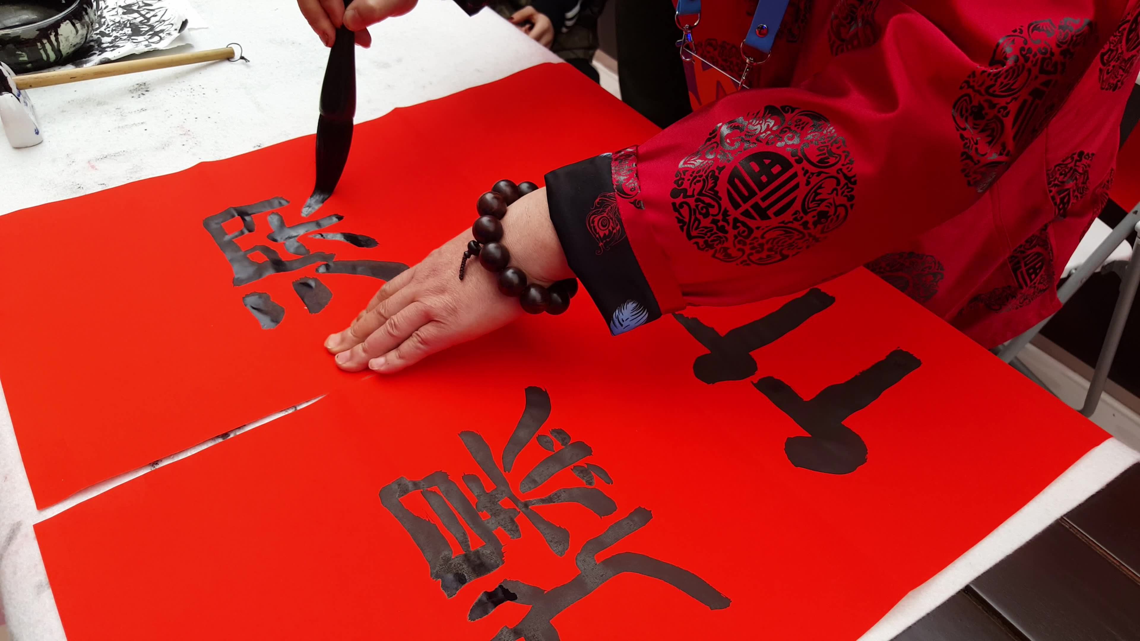 民间艺人写对联书法展示视频素材画面1