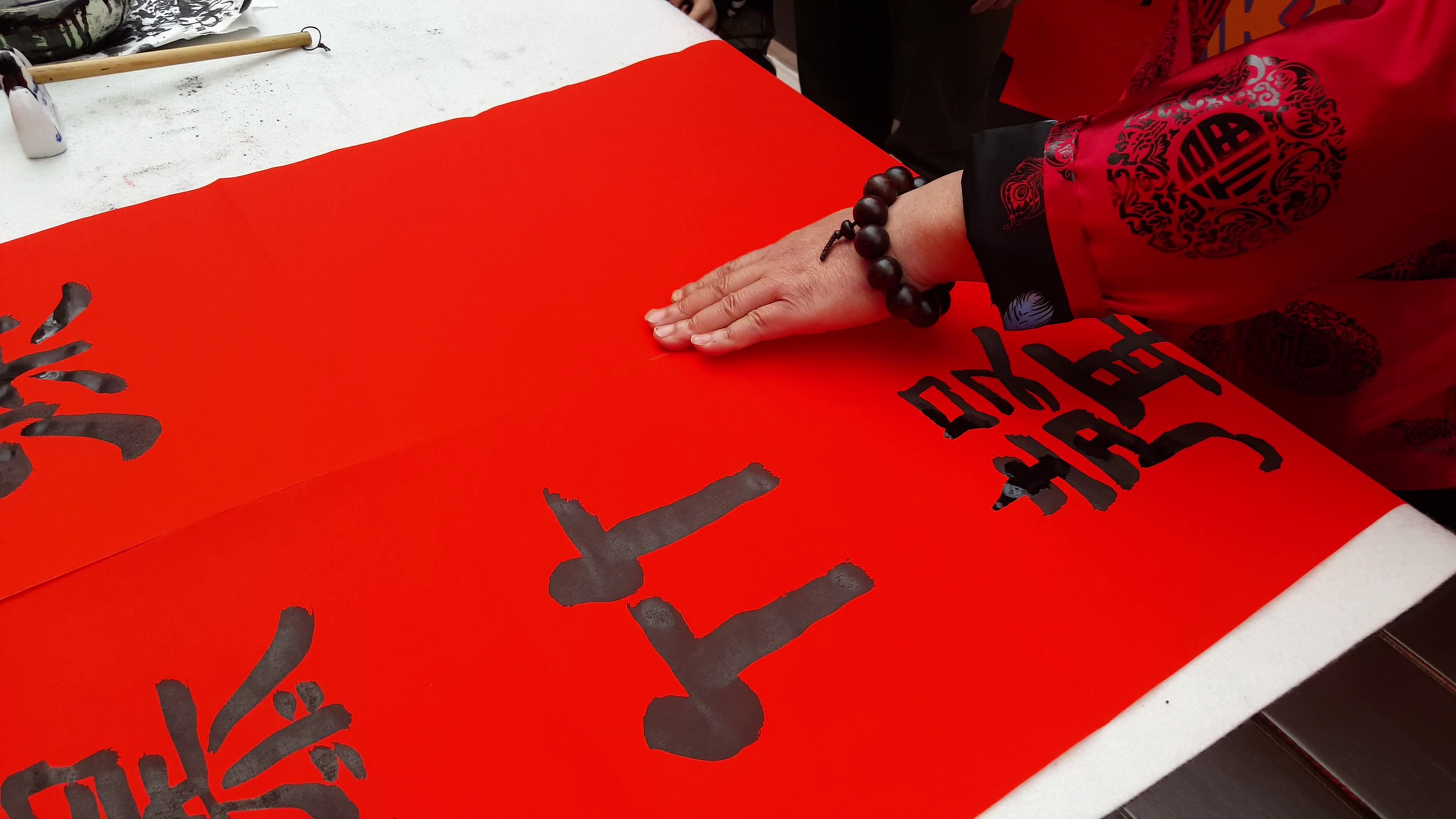 民间艺人写对联书法展示视频素材画面4