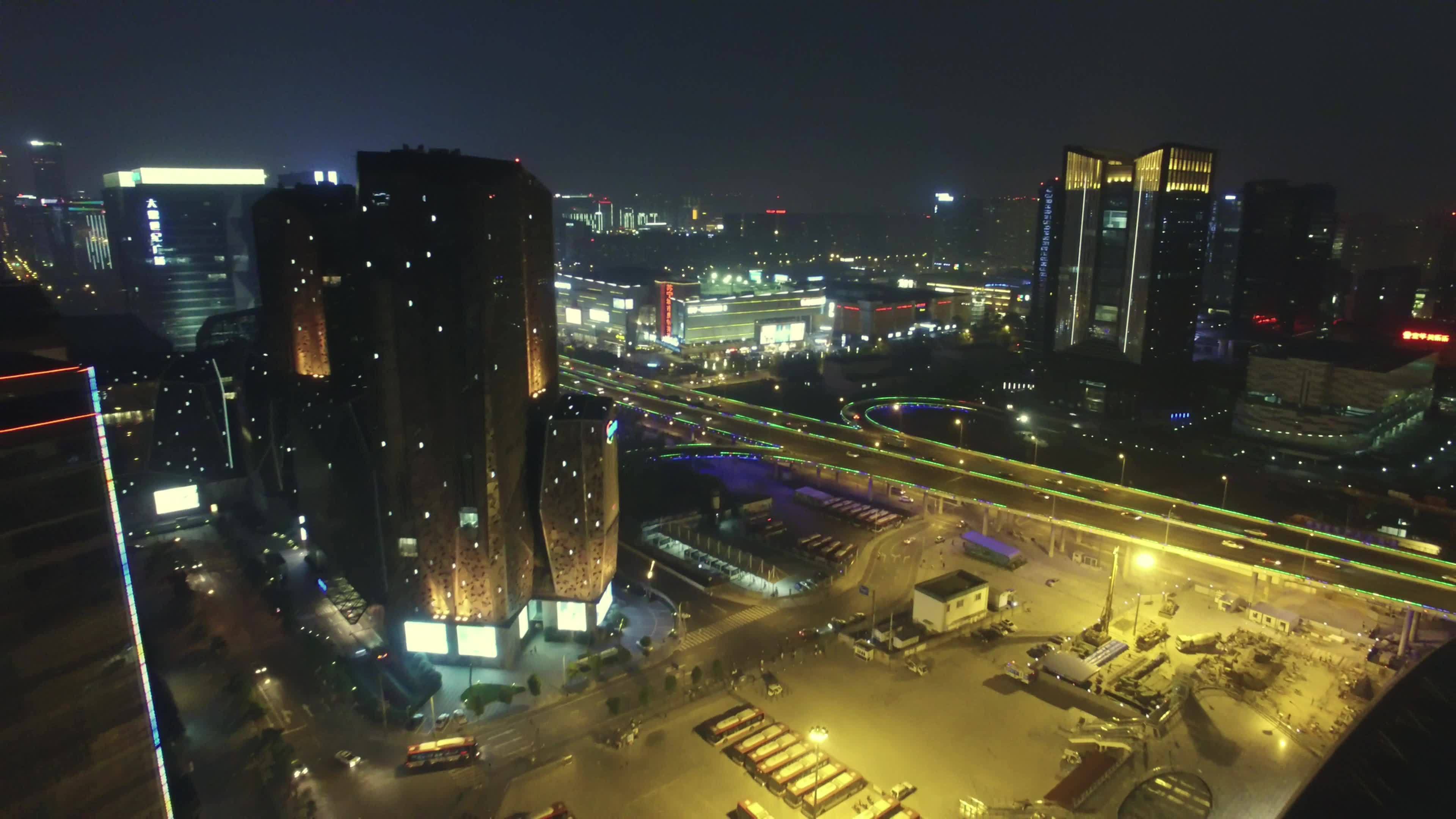成都凯德广场火车南站夜景航拍视频素材画面1