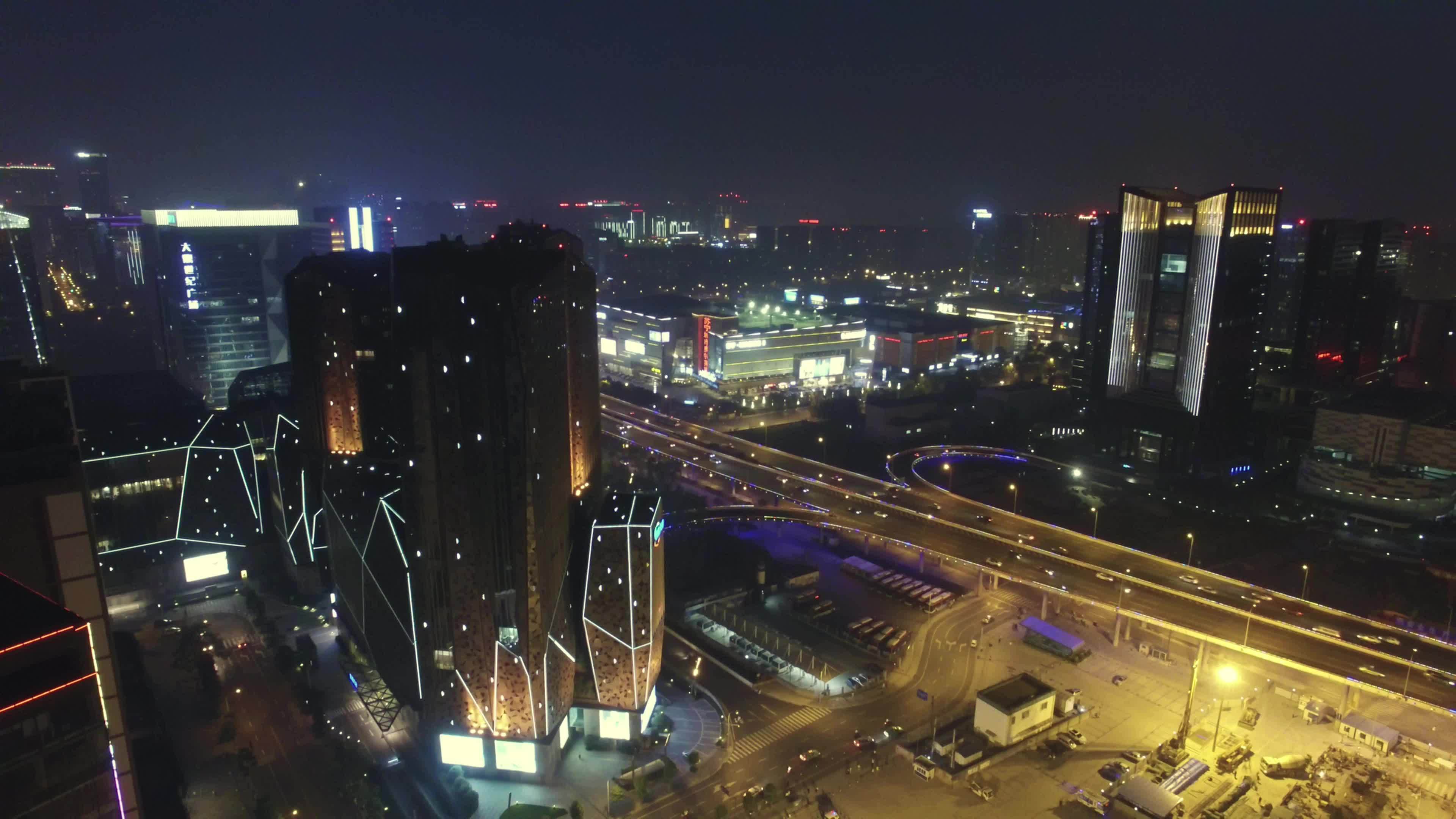 成都凯德广场火车南站夜景航拍视频素材画面1