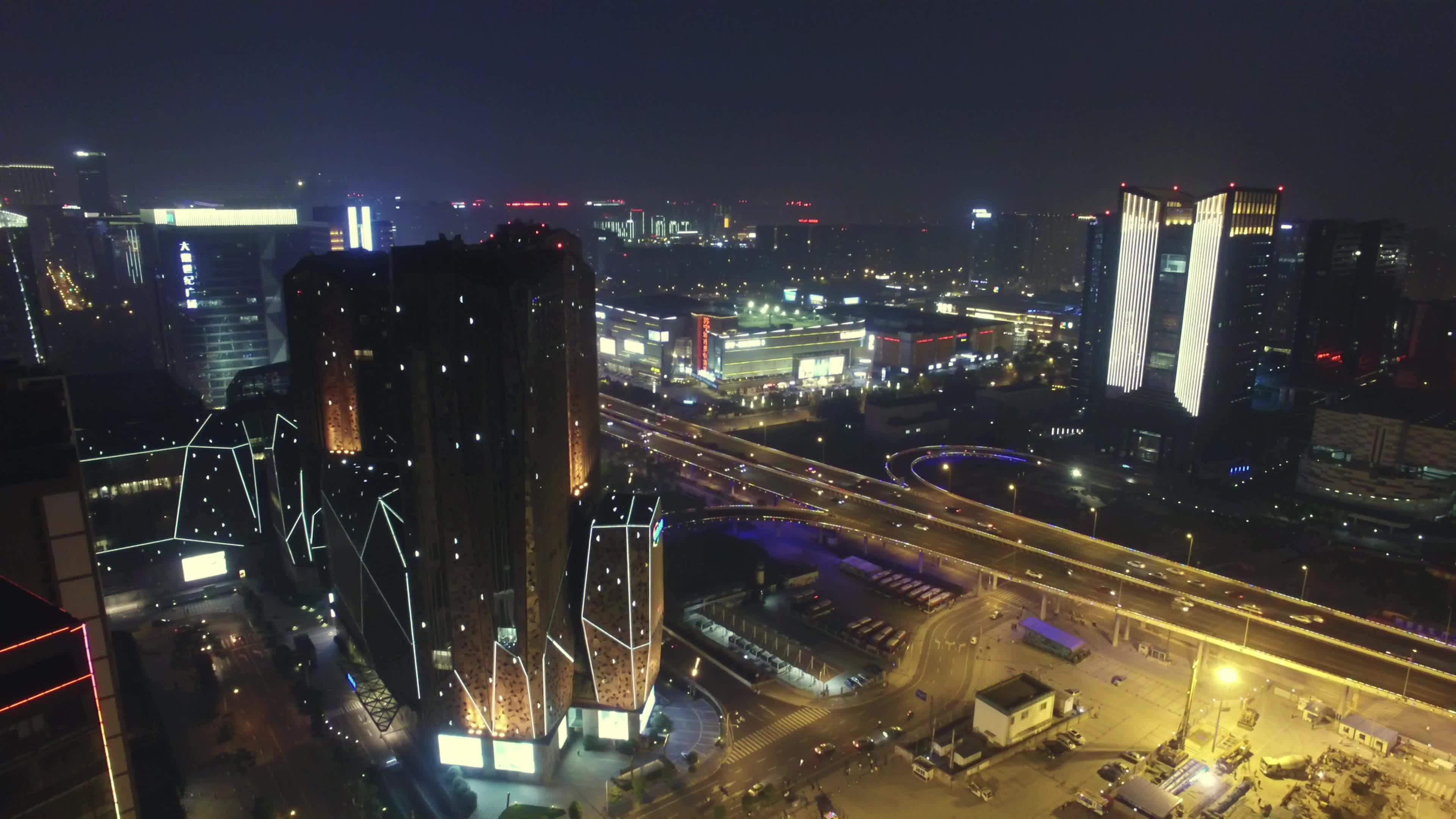 成都凯德广场火车南站夜景航拍视频素材画面2
