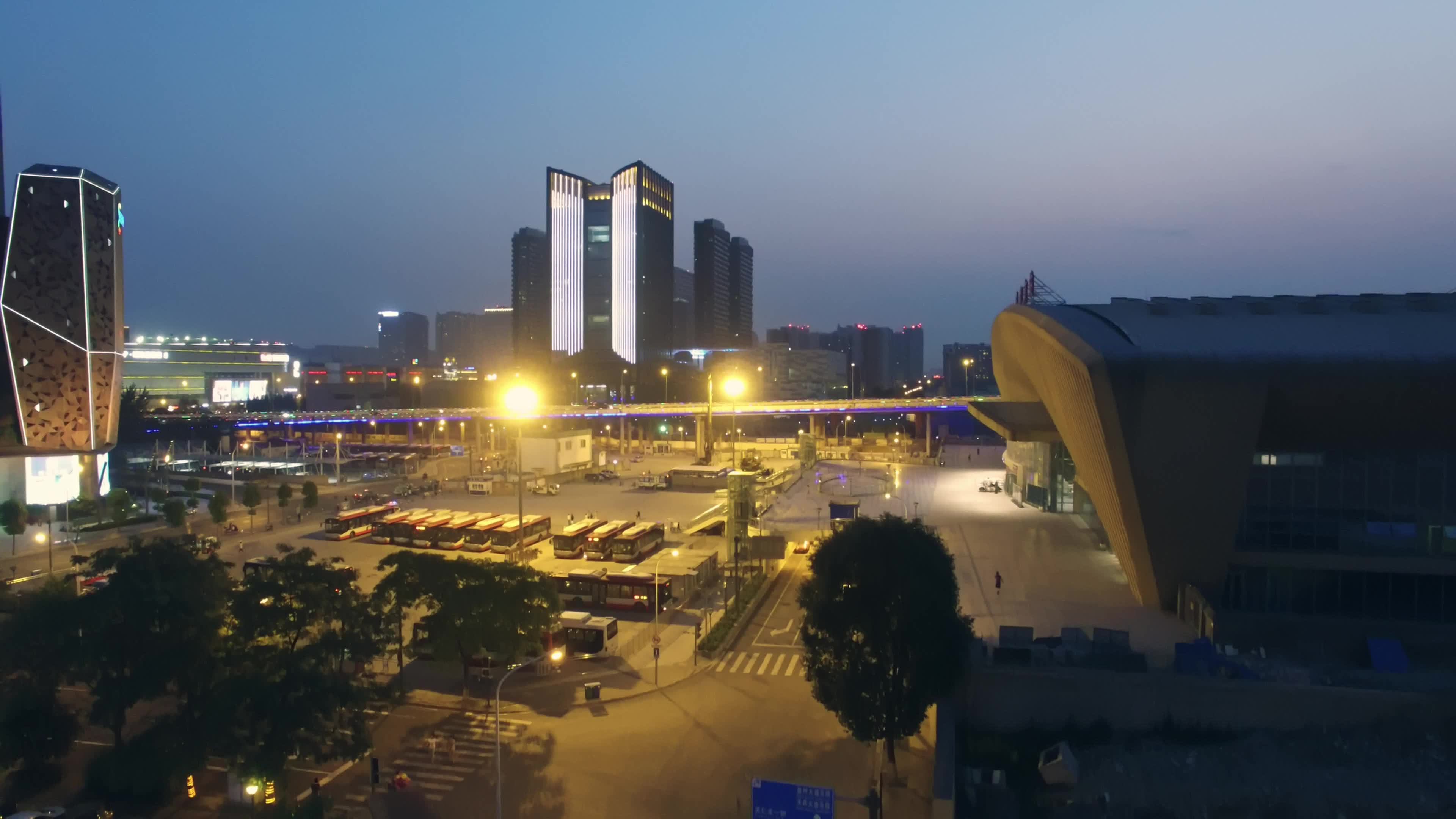 成都南门高铁站天府立交桥夜景航拍视频素材画面1