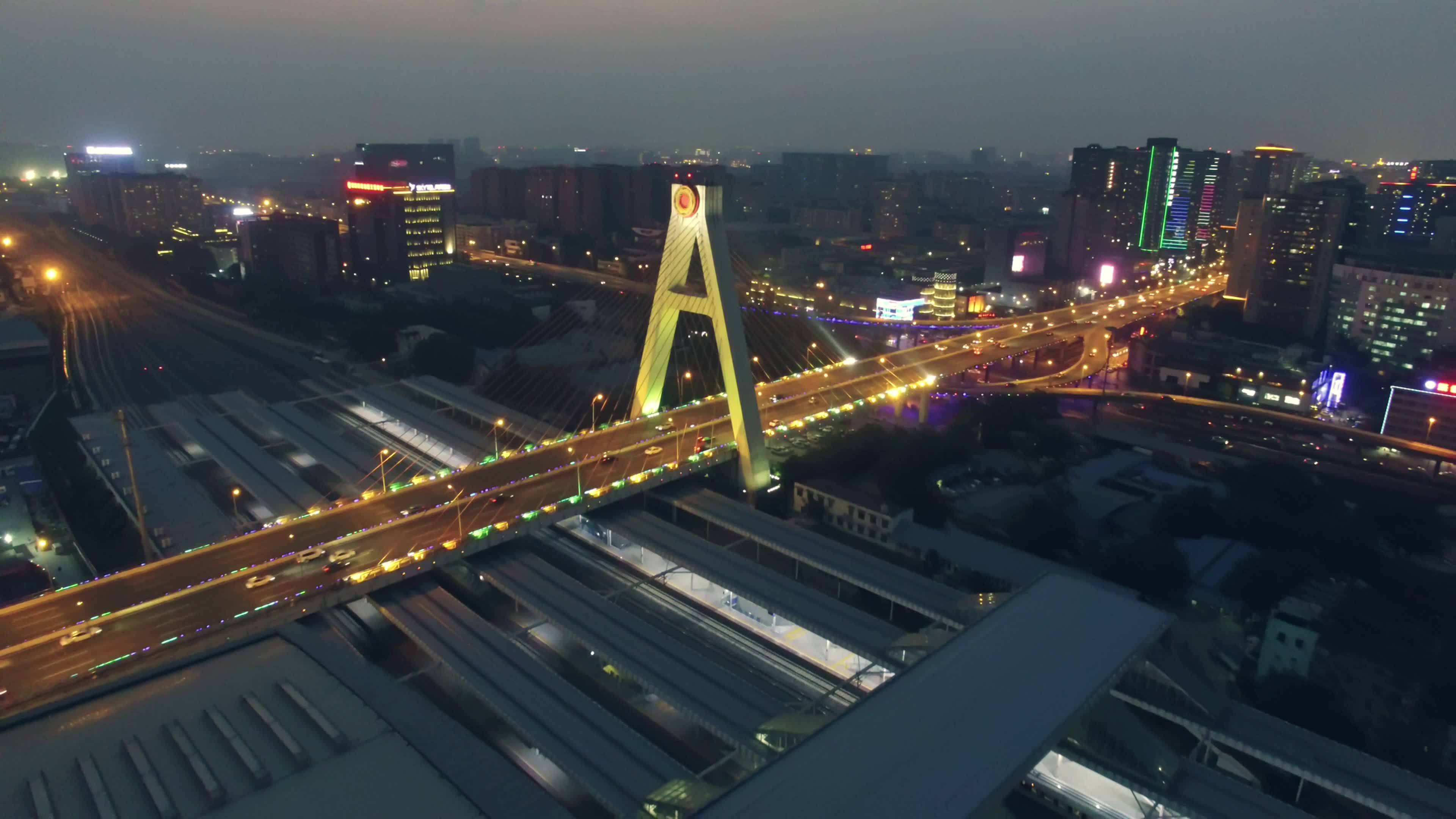 成都天府立交桥火车南站夜景航拍视频素材画面1