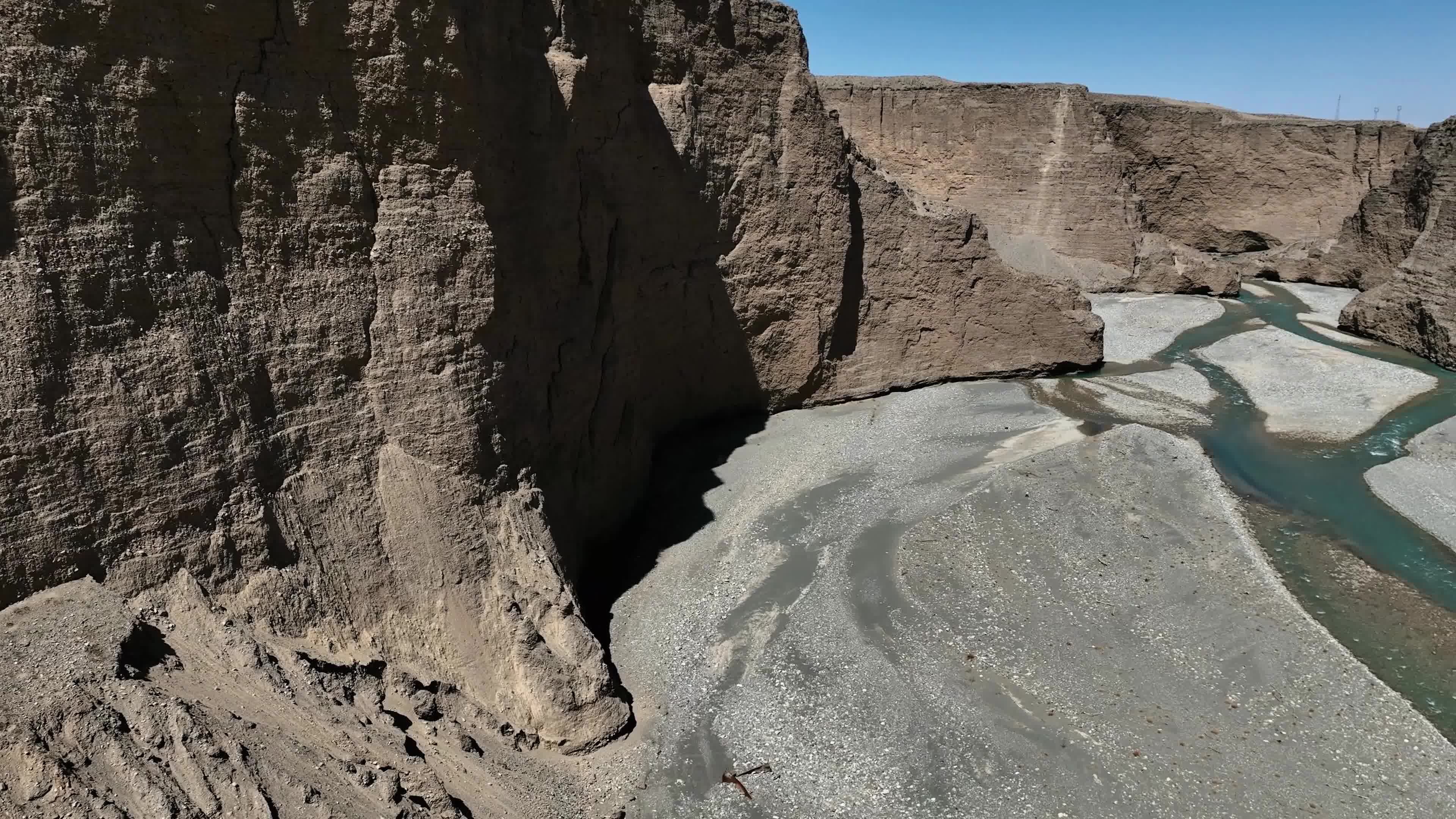 航拍甘肃嘉峪关讨赖河大峡谷23视频素材画面2