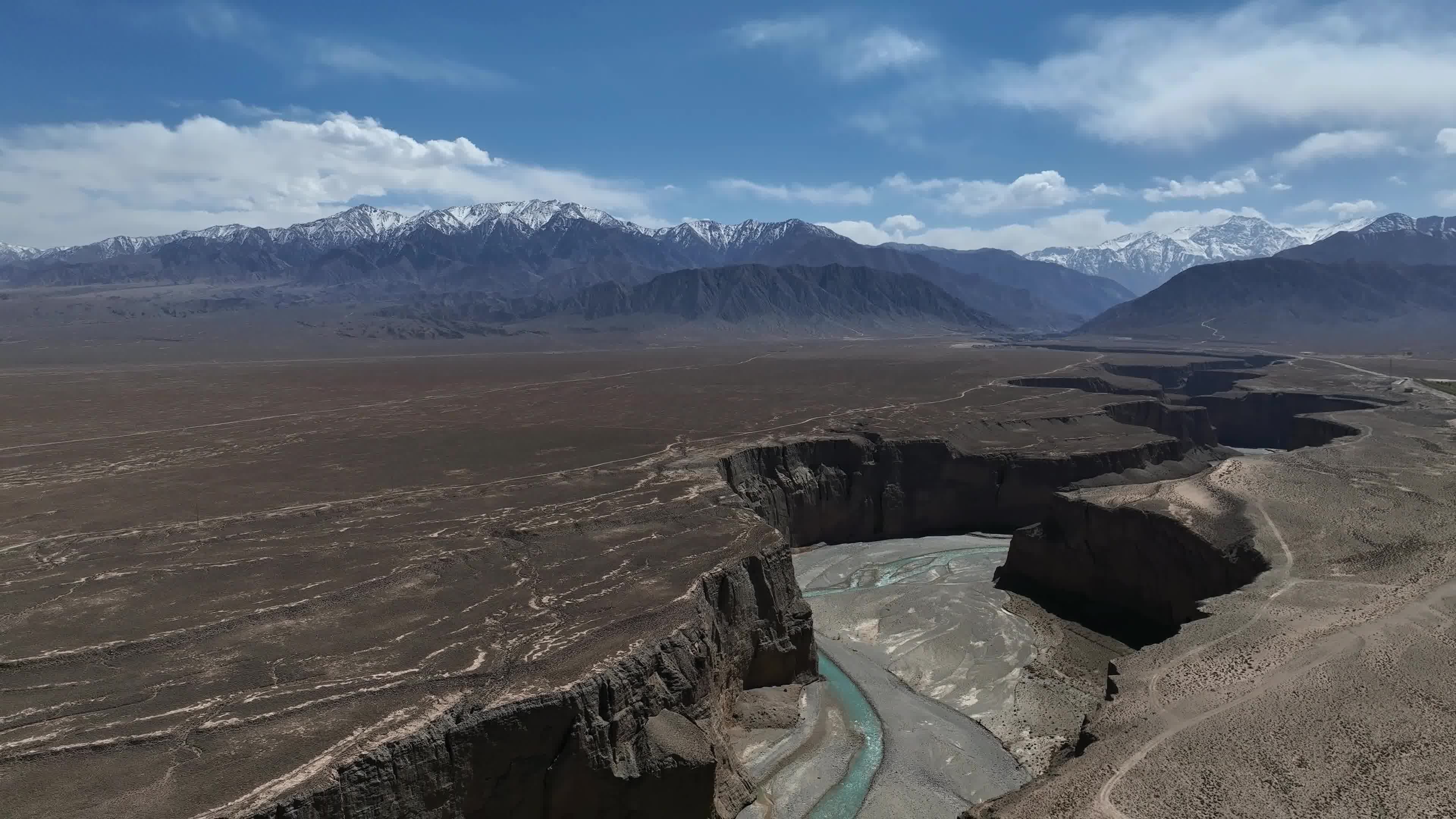 航拍甘肃嘉峪关讨赖河大峡谷28视频素材画面3